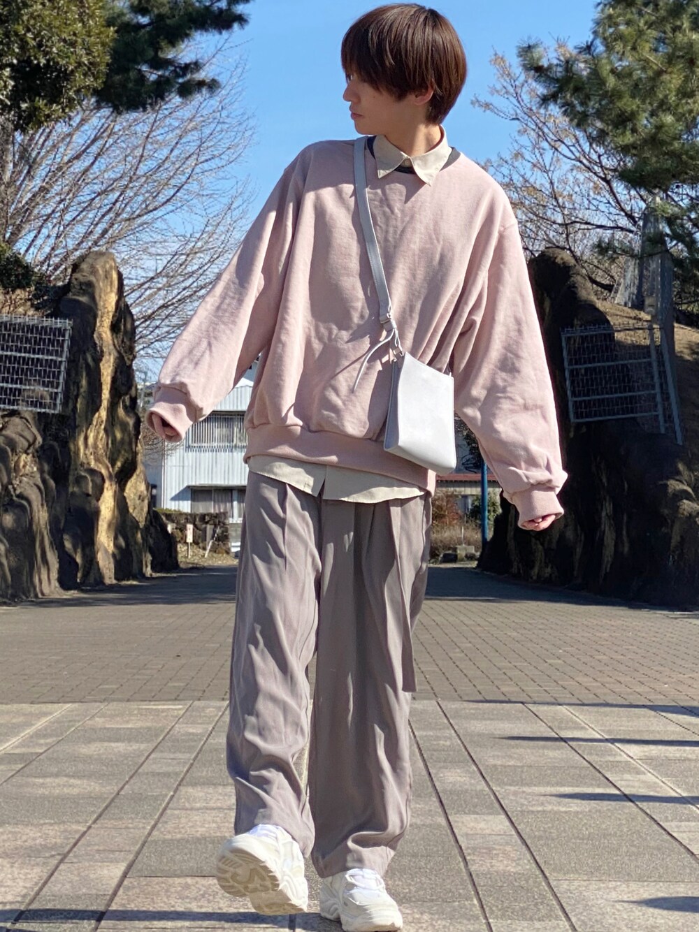 「春カラー、春コーデ、ペールトーン、くすみピンク、くすみカラー、ピンク、ピンクコーデ、スクエアバッグ、白スニーカー、スウェット、低身長コーデ、ゆるコーデ、春色、低身長男子」｜「23.65の23.65（イーシプサムチョンユクオ)V2スニーカー（スニーカー、グレー系）」を使った、ゆーすけさん（メンズ・166cm）の冬コーディネートの1枚目の写真
