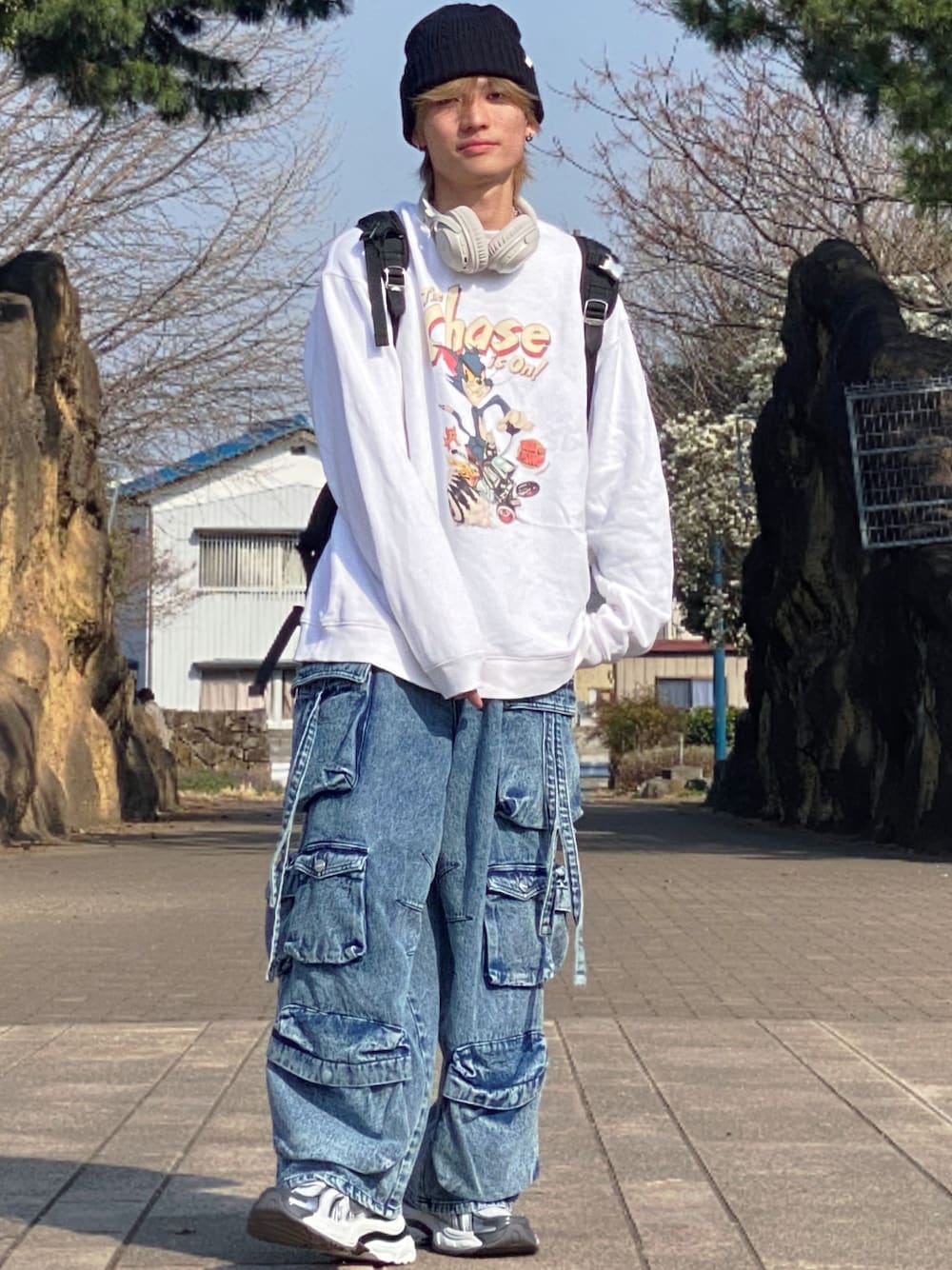 「春めき満開コーデ、春色、スポーツミックス、カーゴパンツ、カーゴパンツコーデ、カーゴデニム、キャラクター、デザイントップス、ニット帽、ストリートコーデ、adrer、ADRER、ヘッドホン、春カラー、スウェット」｜「ADRERのdenim parachute cargo pants/デニムパラシュートカーゴパンツ（カーゴパンツ、ブルー系）」を使った、ゆーすけさん（メンズ・166cm）の春コーディネートの1枚目の写真