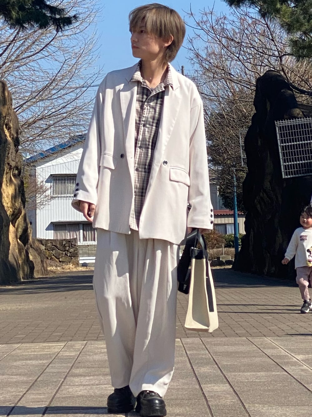 「春色、セットアップ、テーラードジャケット、トートバッグ、春服、春コーデ、春服みてみて、きれいめコーデ、春服コーデ、ジャケットスタイル、adrer、ADRER、春カラー、デートコーデ」｜「ADRERのThe tote bag/トートバッグ（トートバッグ、ブラック系）」を使った、ゆーすけさん（メンズ・166cm）の春コーディネートの1枚目の写真