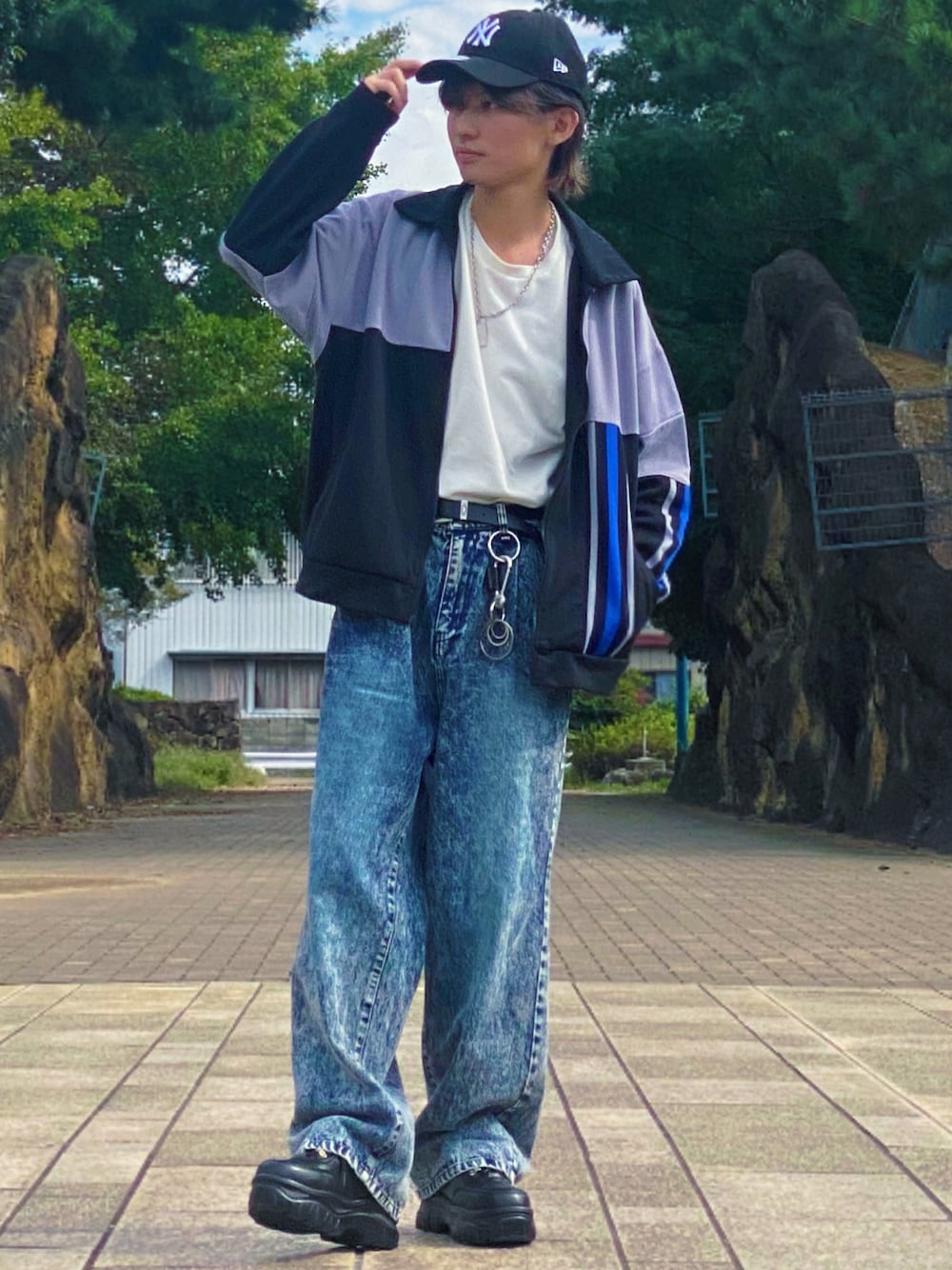 「スポーツミックス、デニム、ジャージ、タックイン、NEW ERA、キャップ、ラフコーデ、ストリートコーデ、ストリート、スポーツmix、adrer、ADRER」｜「ADRERのヴィンテージメイクワイドテーパードデニム（デニムパンツ、ブルー系）」を使った、ゆーすけさん（メンズ・166cm）の秋コーディネートの1枚目の写真