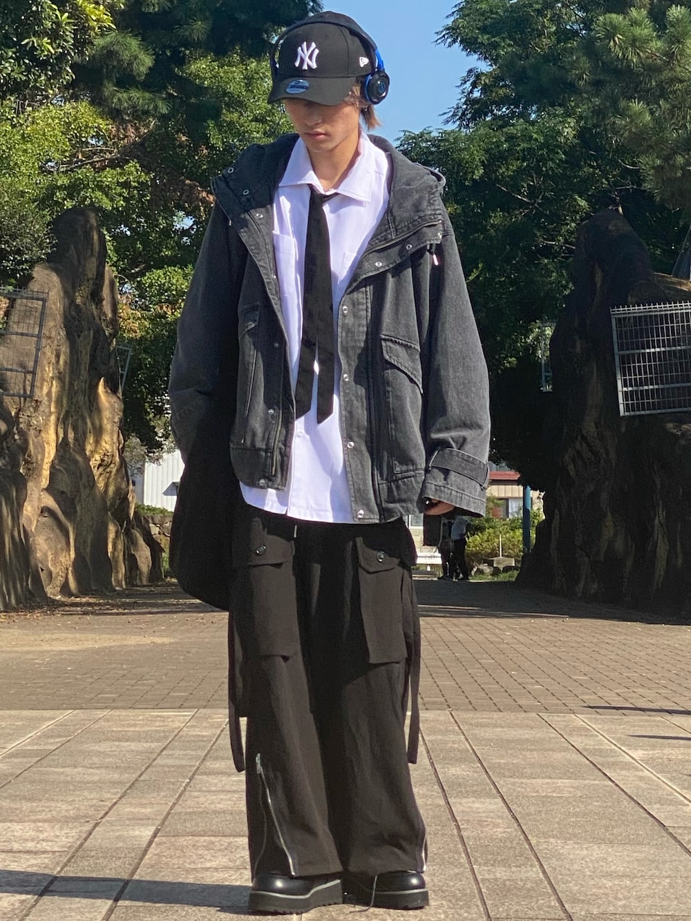 「デニム、マウンテンパーカー、キャップ、NEW ERA、白シャツ、白シャツ×デニム、ネクタイ、ネクタイコーデ、カーゴパンツ、韓国ファッション、ビッグシルエット、CLEL」｜「CLELの【CLEL】Military Design Mountain Parka/ミリタリーデザイン マウンテンパーカー（マウンテンパーカー、ブラック系）」を使った、ゆーすけさん（メンズ・166cm）の秋コーディネートの1枚目の写真