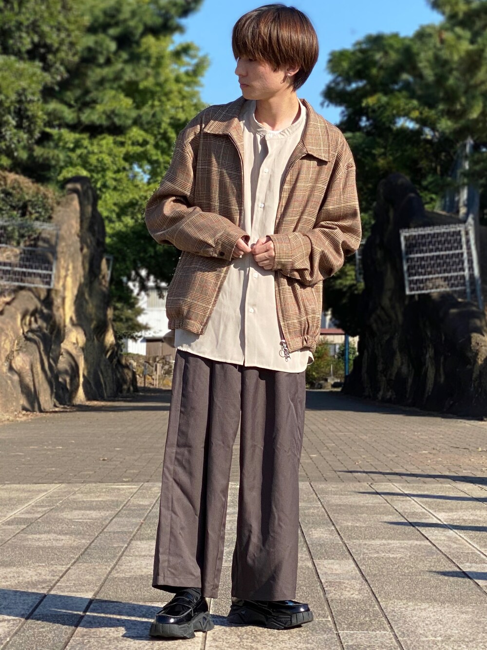 「ブルゾン、チェック柄、チェック柄に恋してる、ブラウンパンツ、ブラウン色に染まれ、ブラウン、ブラウンコーデ、ワントーン、ワントーンコーデ、低身長、ローファー、秋冬コーデ、低身長男子、バギーパンツ、バンドカラーシャツ」｜「CASPER JOHNのWide Flare Buggy Pants/ワイドフレアバギーパンツ（その他パンツ、ブラウン系）」を使った、ゆーすけさん（メンズ・166cm）の秋コーディネートの1枚目の写真
