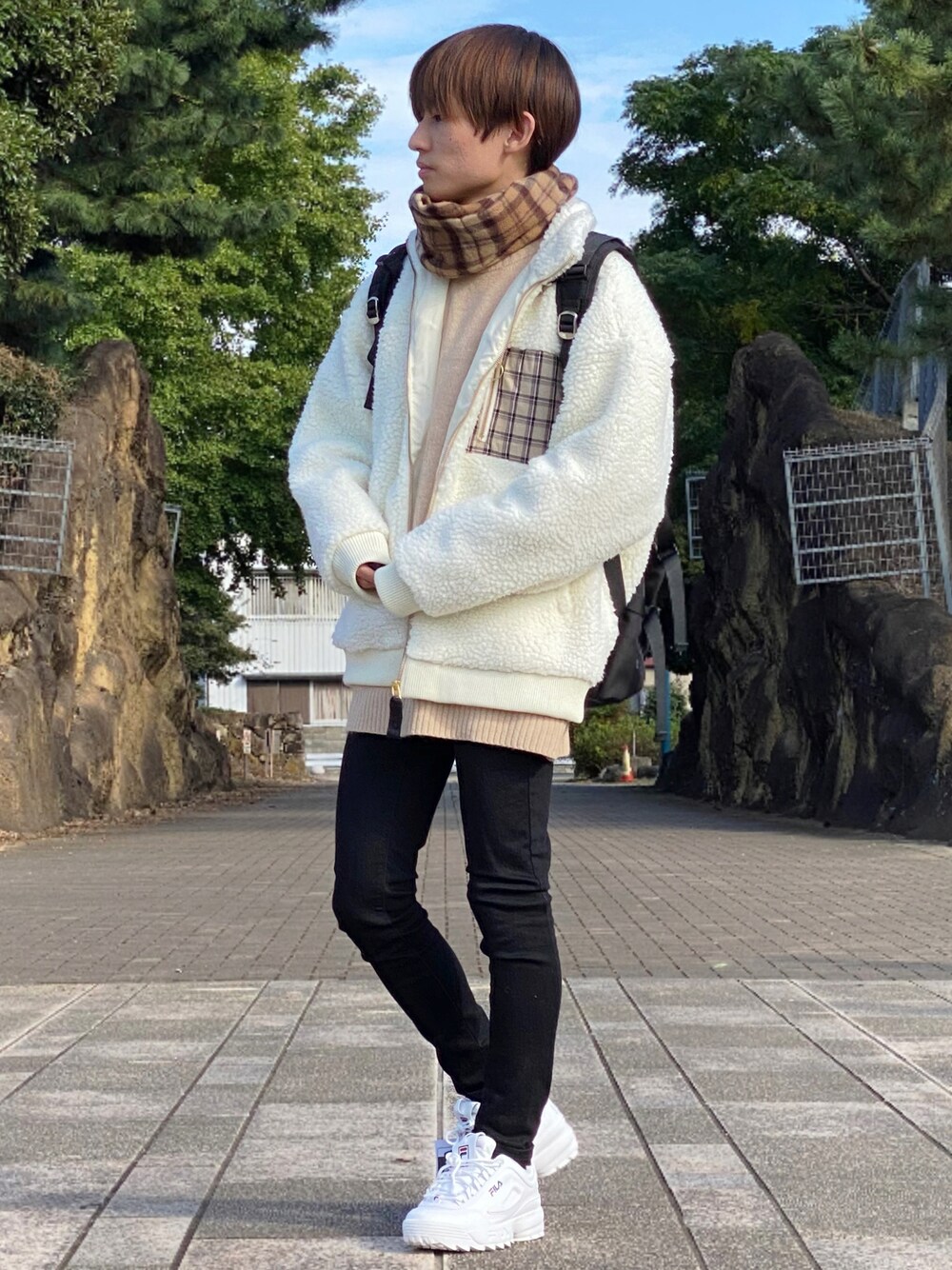 「服とコスメでなりたい自分に、ボアブルゾン、ボア、ボアジャケット、冬アウター、白スニーカー、FILA、ニット、マフラーぐるぐる、マフラー、ゆるコーデ、adrer、ADRER」｜「ADRERの【ADRER】スーパーストレッチヴィンテージスキニーデニム（デニムパンツ、ブラック系）」を使った、ゆーすけさん（メンズ・166cm）の冬コーディネートの1枚目の写真