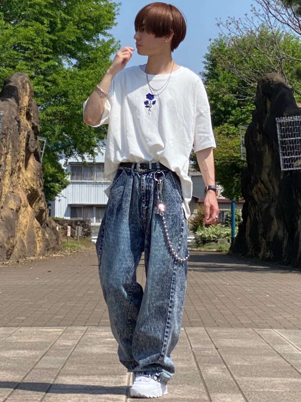 「白スニーカー、アツいコーデ全部見せ、夏コーデ、adrer、ADRER、タックイン、デニムパンツ、ワイドデニム、白Tシャツ、ウォレットチェーン」｜「ADRERのヴィンテージメイクワイドテーパードデニム（デニムパンツ、ブルー系）」を使った、ゆーすけさん（メンズ・166cm）の夏コーディネートの1枚目の写真
