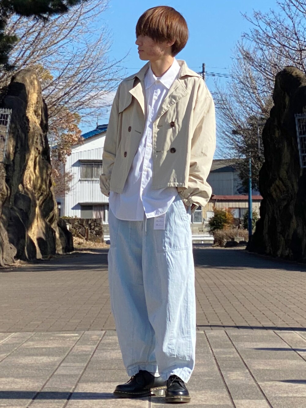 「ワイドデニム、カラーパンツ、春コーデ、春アウター、春服みてみて、春カラー、トレンチ、トレンチコート、くすみカラー、ショート丈、ショート丈トップス」｜「Dr. MartensのDr.Martens / ドクターマーチン 1461 3EYE GIBSON SHOE 3ホール ギブソン シューズ（ドレスシューズ、ブラック系）」を使った、ゆーすけさん（メンズ・166cm）の春コーディネートの1枚目の写真