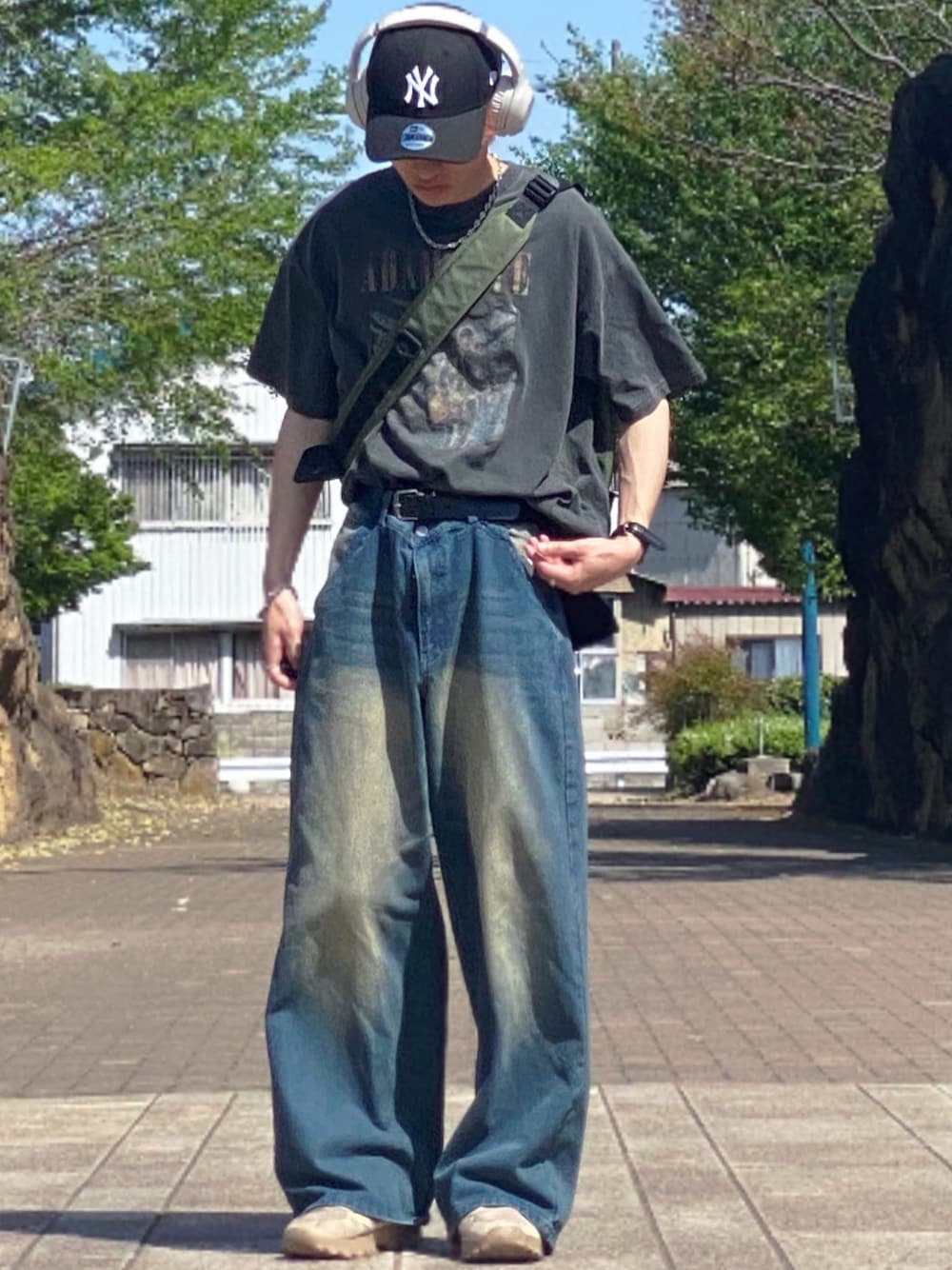 「ヴィンテージ、キャップ、ヘッドホン、タックイン、加工デニム、プリントT、夏コーデ、夏ファッション、夏服、夏服コーデ、夏だ！Tシャツ着よう！、半袖Ｔシャツ、半袖」｜「ADAMASTEのヴィンテージライクワイドデニム/サンドウォッシュデニム（デニムパンツ、ブルー系）」を使った、ゆーすけさん（メンズ・166cm）の春コーディネートの1枚目の写真
