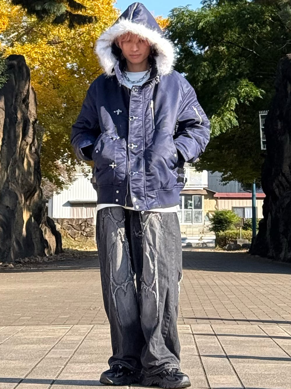 グレー系のTシャツ/カットソー、ブルー系のブルゾン、ブラック系のスニーカーを着用したメンズの秋コーディネートの1枚目の写真