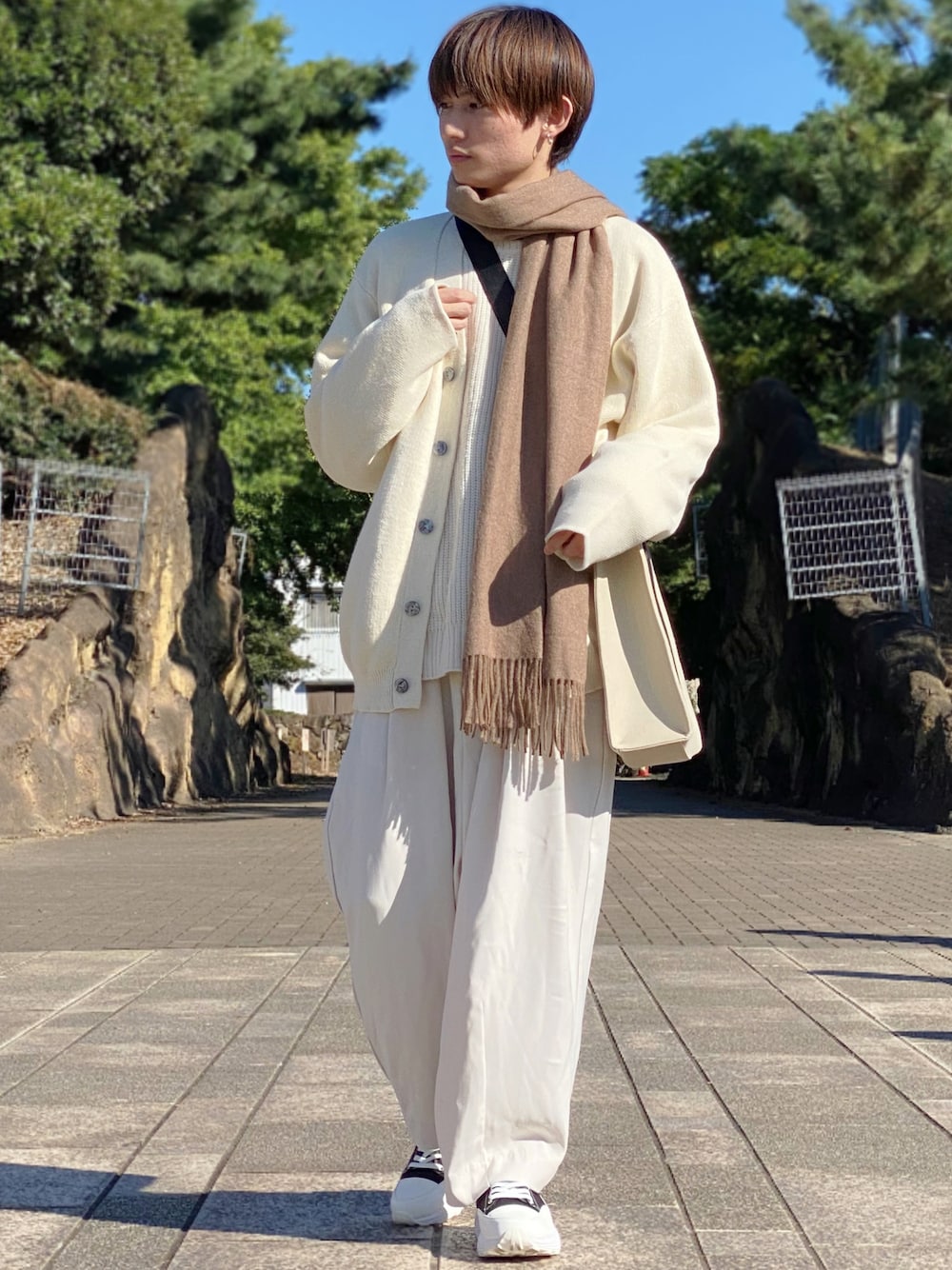 「WEARハロウィン2022、カーディガン、マフラーぐるぐる、マフラー、オールホワイト、ニットカーディガン、ニット、白パンツ、厚底スニーカー、厚底シューズ、ダッドスニーカー、トートバッグ、秋冬コーデ、ホワイトコーデ、adrer」｜「melt.のmelt. - ハイボリュームキャンバスレザースニーカー（スニーカー、ブラック系）」を使った、ゆーすけさん（メンズ・166cm）の秋コーディネートの1枚目の写真
