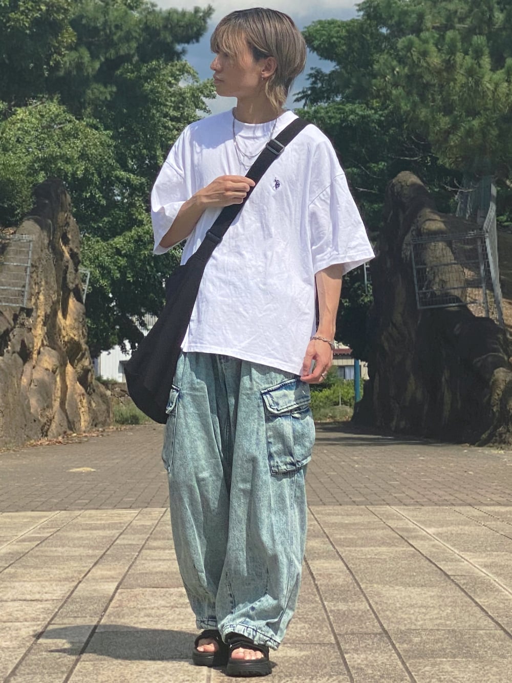 「夏だ！Tシャツ着よう！、夏コーデ、デニムパンツ、カーゴパンツ、カーゴデニム、POLO、Polo Ralph Lauren、白Tシャツ、デニム、サンダル、ロゴT、シンプルコーデ、Tシャツ、ショルダーバッグ」｜「FILAの【コラボ】フィラ × アドラー ディスラプター SD / FILA × ADRER DISRUPTOR SD PUFFY（サンダル、ブラック系）」を使った、ゆーすけさん（メンズ・166cm）の夏コーディネートの1枚目の写真