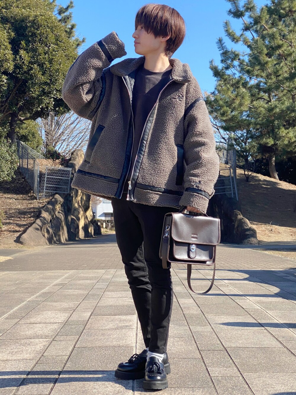 「ボアジャケット、ボア、ボアブルゾン、チャコールグレー、ダークグレー、ブラウン色に染まれ、カンゴール、KANGOL、冬コーデ、ゆるコーデ」｜「DEVICEの【WEARISTA こーせ ×DEVICE コラボ】Rename フロントバックル 横型ショルダーバッグ（ショルダーバッグ、ブラウン系）」を使った、ゆーすけさん（メンズ・166cm）の冬コーディネートの1枚目の写真