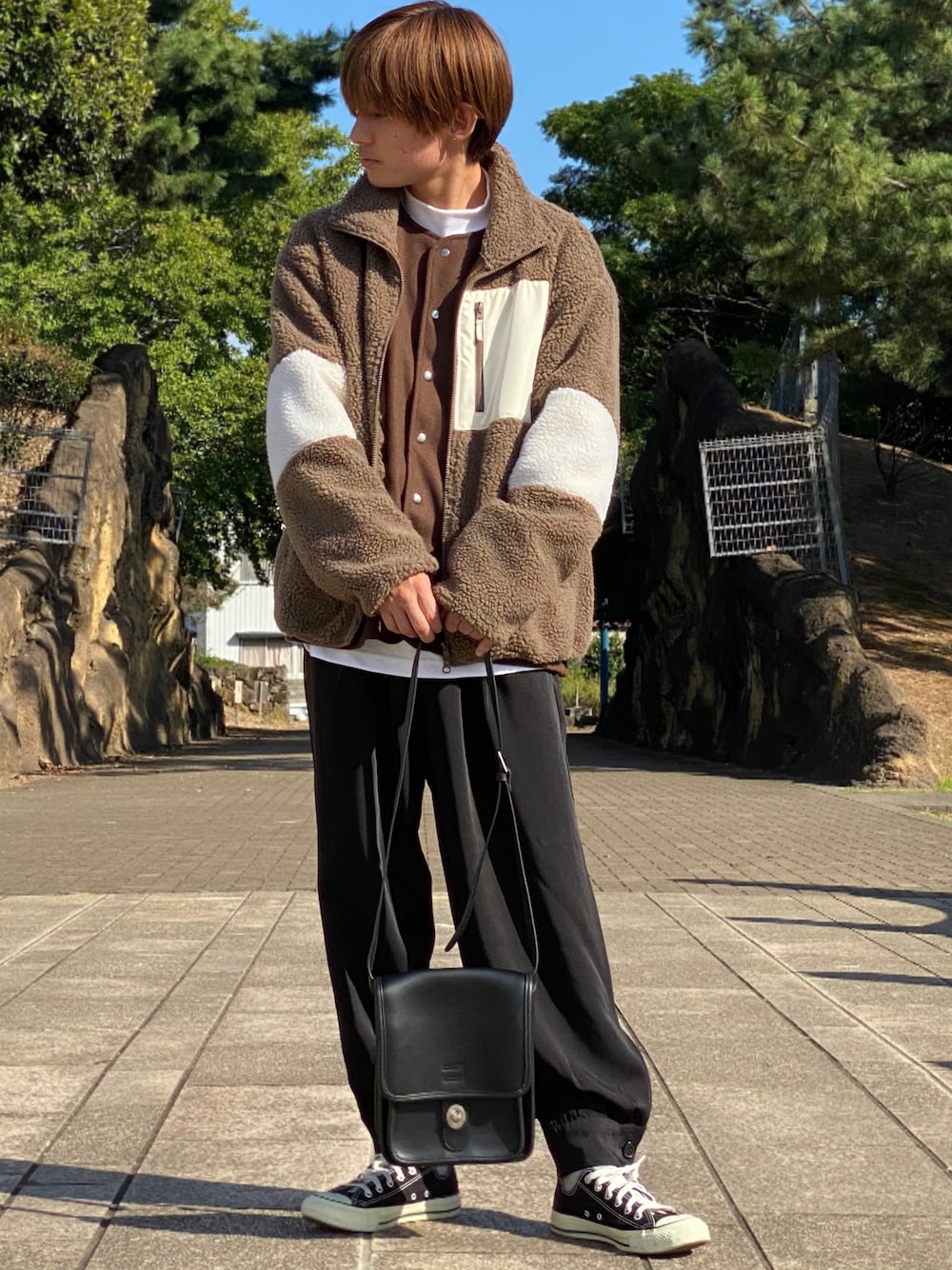 「新星WEARISTAにエントリー、ゆるパンツ、ゆるコーデ、ボア、ボアジャケット、ボアブルゾン、カーディガン、ショルダーバッグ、スクエアバッグ、converse、マイベストコーデ2023、冬アウター、ブラウン色に染まれ、ブラウン、ブラウンコーデ」｜「DEVICEの【インフルエンサー こーせ ×DEVICE コラボ】Rename  フロントバックル ショルダーバッグ（ショルダーバッグ、ブラック系）」を使った、ゆーすけさん（メンズ・166cm）の冬コーディネートの1枚目の写真