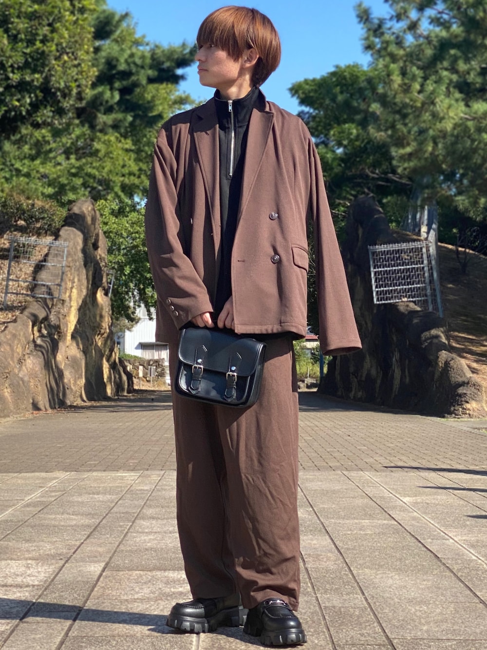 「セットアップスタイル、セットアップ、ブラウンパンツ、ブラウン色に染まれ、ブラウンコーデ、ブラウン、テーラードジャケット、ローファー、秋服、低身長男子、ハーフジップ」｜「CLELの【CLEL】Half Zip Fake Suede Pullover/ハーフジップフェイクスエードプルオーバー（スウェット、ブラック系）」を使った、ゆーすけさん（メンズ・166cm）の秋コーディネートの1枚目の写真