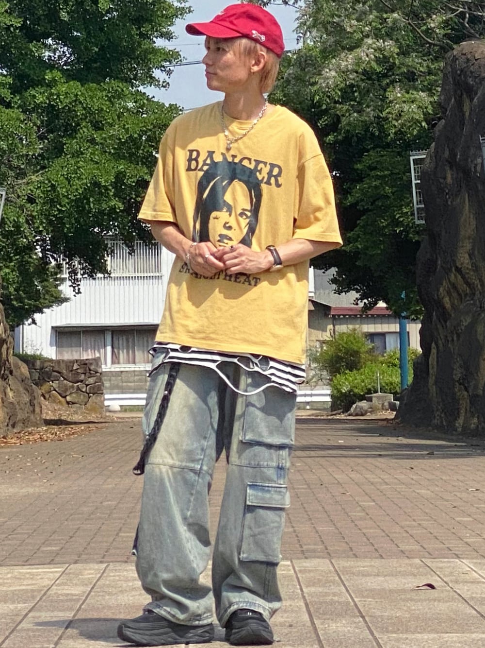 「bangle、やっぱり帽子が好き、カーゴデニム、原色、ダメージ、レイヤード、レイヤードスタイル、タンクトップチラ見せ、タンクトップ、デザインTシャツ、夏服コーデ、夏コーデ、夏服、夏ファッション、夏だ！Tシャツ着よう！」｜「HOKAのホカオネオネ HOKA ONE ONE Bondi 6 1019269（スニーカー、ブラック系）」を使った、ゆーすけさん（メンズ・166cm）の春コーディネートの1枚目の写真