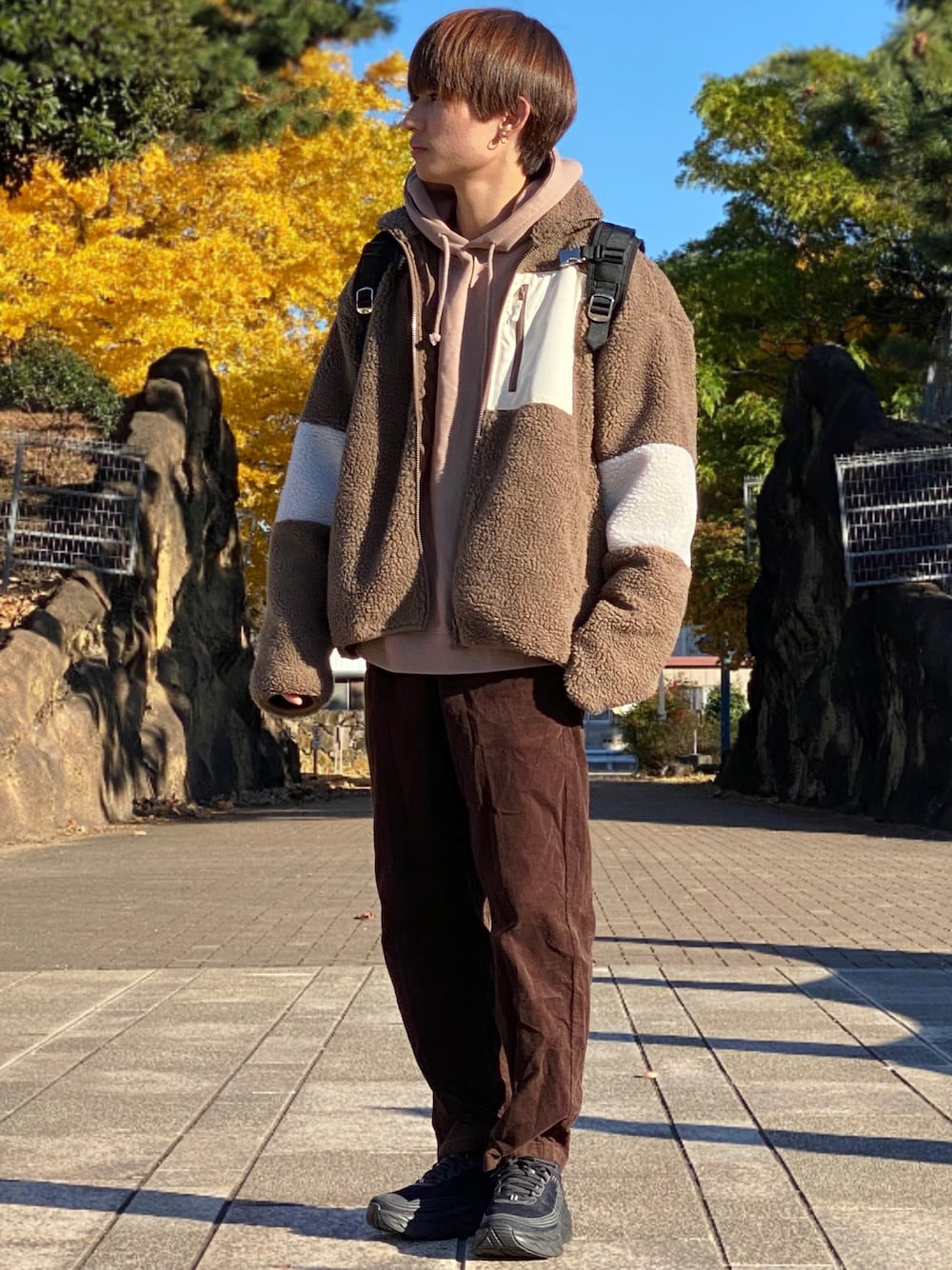 「ボアジャケット、ボアブルゾン、ボア、ブラウンパンツ、ブラウン色に染まれ、ブラウンコーデ、ブラウン、パーカー、リュック、コーデュロイパンツ、シェフパンツ、ゆるコーデ」｜「GUのアイテム（パンツ、ブラウン系）」を使った、ゆーすけさん（メンズ・166cm）の冬コーディネートの1枚目の写真