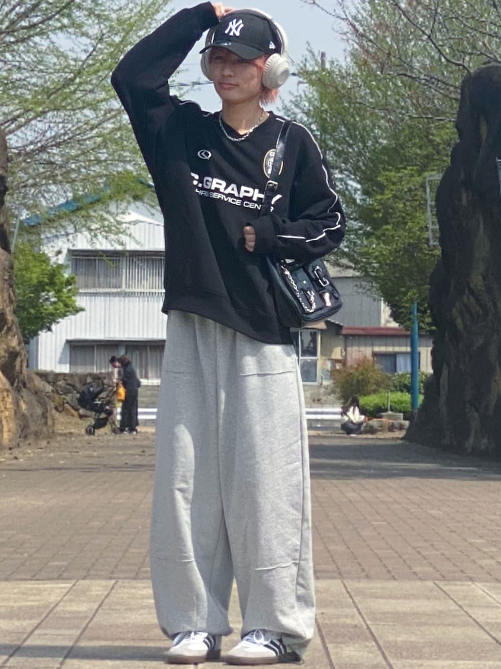 「スウェットコーデ、スウェットパンツ、スウェット、NEWERA、NEW ERA、キャップ、ヘッドホン」｜「codegraphyの[SET UP対応]  24H Track V-neck Sweatshirt（スウェット、ブラック系）」を使った、ゆーすけさん（メンズ・166cm）の春コーディネートの1枚目の写真