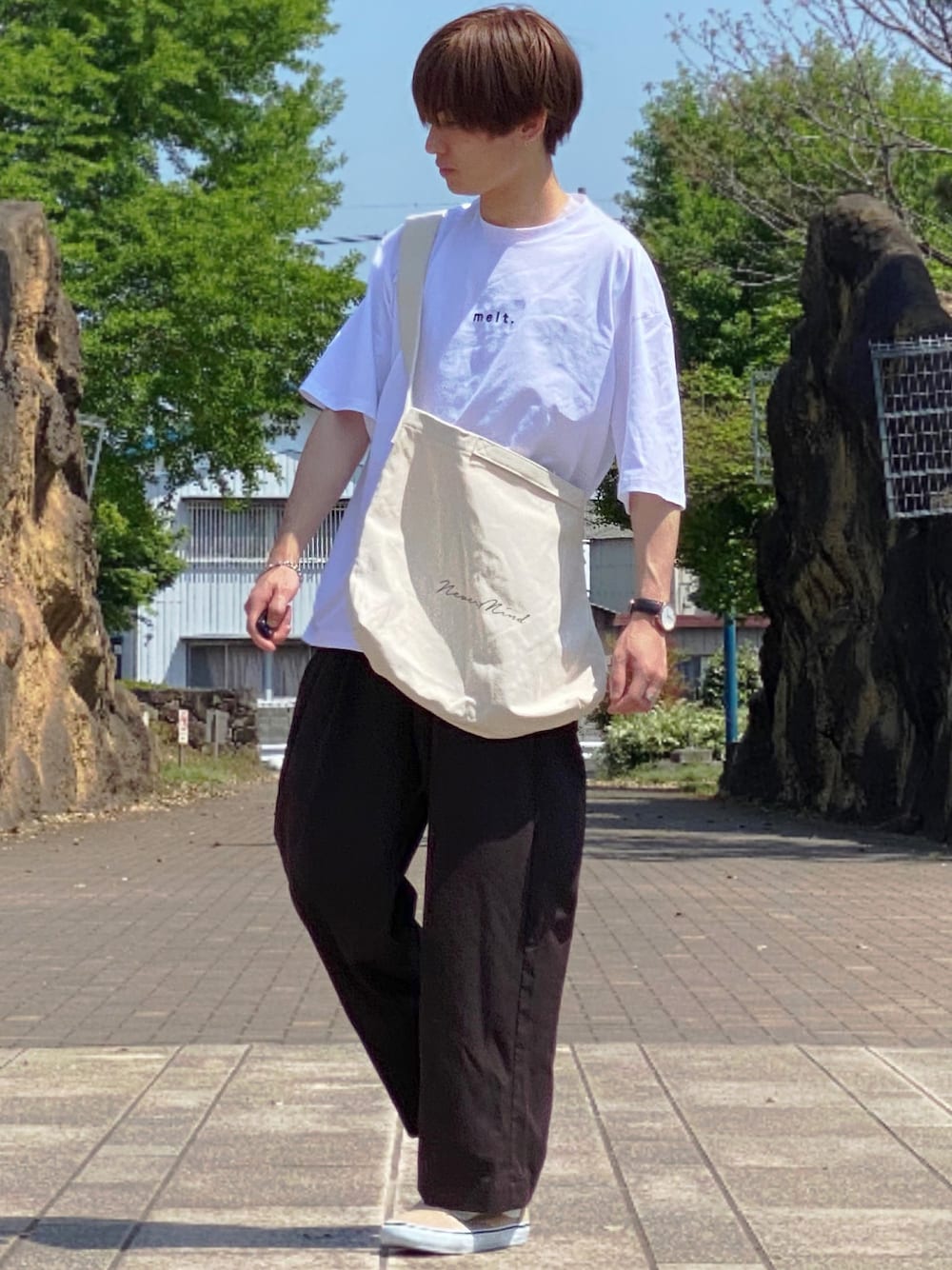 「デートコーデ、デート、ロゴT、白Tシャツ、夏だ！Tシャツ着よう！、夏コーデ、シンプルコーデ、VANS、VANSのスニーカー、ブラウンパンツ、トートバッグ、シンプル、シンプルスタイル」｜「MONO-MARTのTRタックワイドパンツ テーパードスラックス フレアワイドパンツ（スラックス、ブラウン系）」を使った、ゆーすけさん（メンズ・166cm）の春コーディネートの1枚目の写真