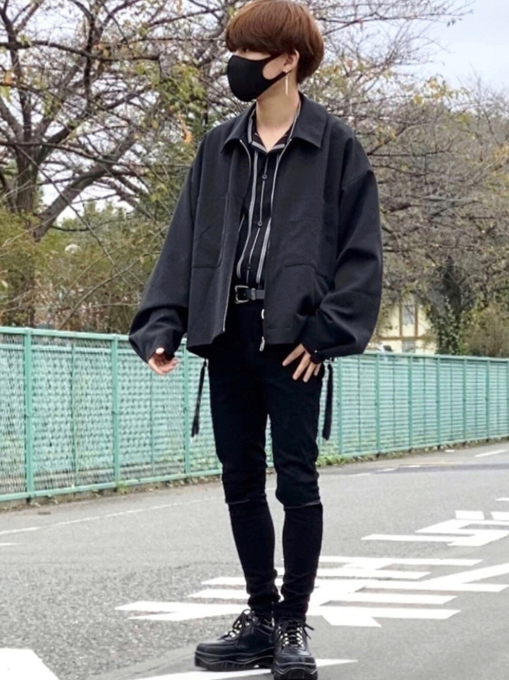 「ブルゾン、ブラックコーデ、オールブラック、タックイン、ダメージデニムパンツ、黒コーデ、低身長コーデ、韓国ファッション、韓国コーデ、ダッドスニーカー」｜「ADRERのハイソールリングダッドスニーカー（スニーカー、ブラック系）」を使った、ゆーすけさん（メンズ・166cm）の秋コーディネートの1枚目の写真