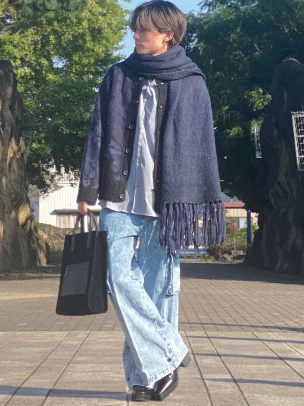 「マフラーコーデ、マフラーぐるぐる、マフラー、カーディガン、カーゴパンツ、ブーツ、寒色系、秋冬コーデ、ディズニーコーデ、ワントーン、ワントーンコーデ」｜「CLELの【CLEL】2way Square Tote Bag /2way スクエア トートバッグ（トートバッグ、ブラック系）」を使った、ゆーすけさん（メンズ・166cm）の秋コーディネートの1枚目の写真