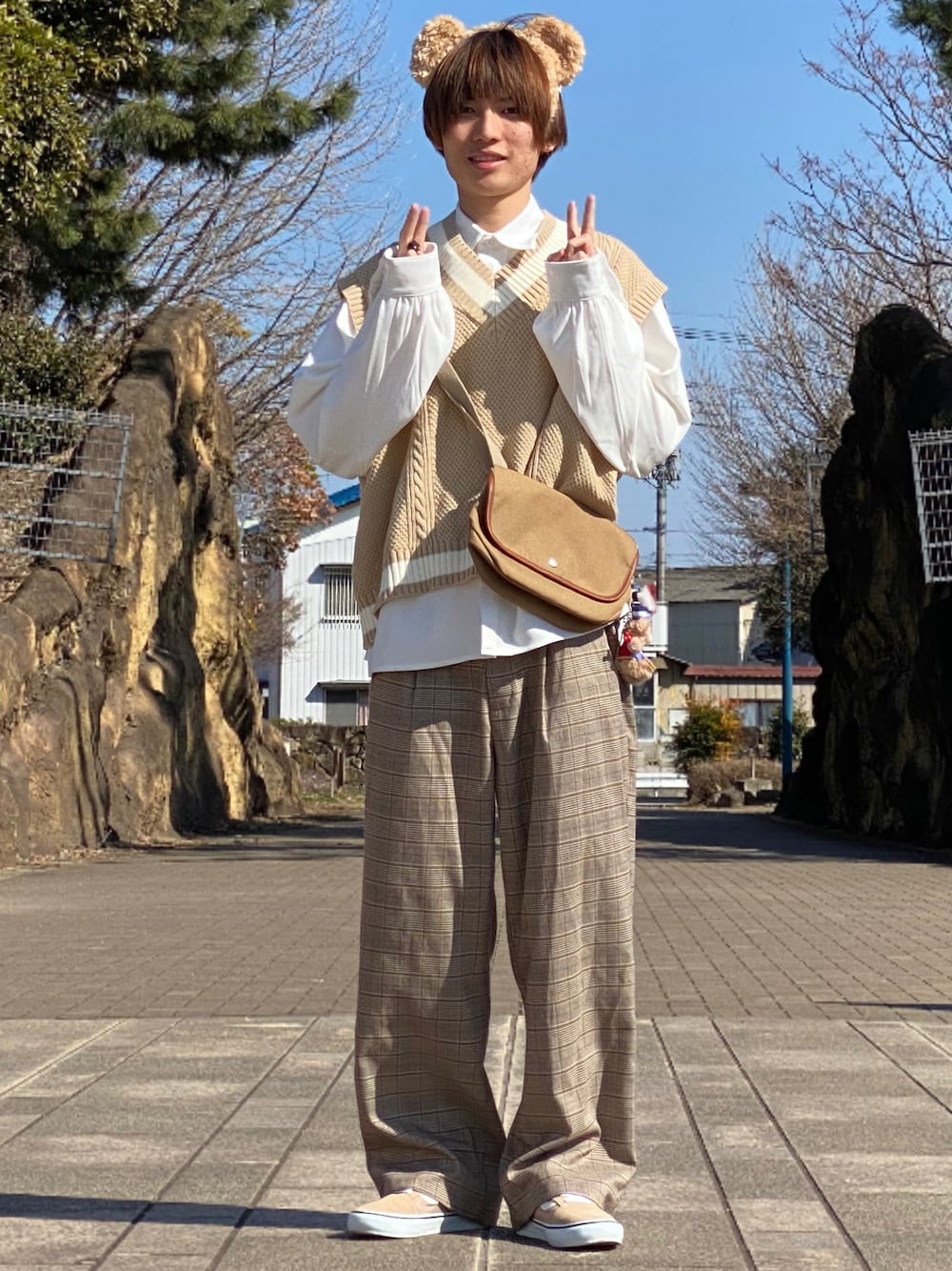 「ダッフィーコーデ、ダッフィー、ディズニーコーデ、ディズニー、ニットベスト、白シャツ、チェックパンツ、VANS、ベージュパンツ、ベージュ、ベージュコーデ、カチューシャ」｜「WEGOのWEGO/グレンチェックワイドスラックス（スラックス、ベージュ系）」を使った、ゆーすけさん（メンズ・166cm）の春コーディネートの1枚目の写真