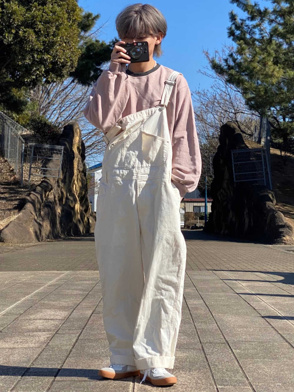 「オーバーオール、ピンク、スウェット、くすみピンク、くすみカラー、ジャーマントレーナー、春コーデ、春アウター、春色、春服、春服デビュー宣言、春服みてみて、ゆるコーデ、低身長男子、サロペット」｜「GERMAN TRAINERの【SVEC / シュベック】ジャーマントレーナー / GERMAN TRAINER / スニーカー（スニーカー、ホワイト系）」を使った、ゆーすけさん（メンズ・166cm）の冬コーディネートの1枚目の写真