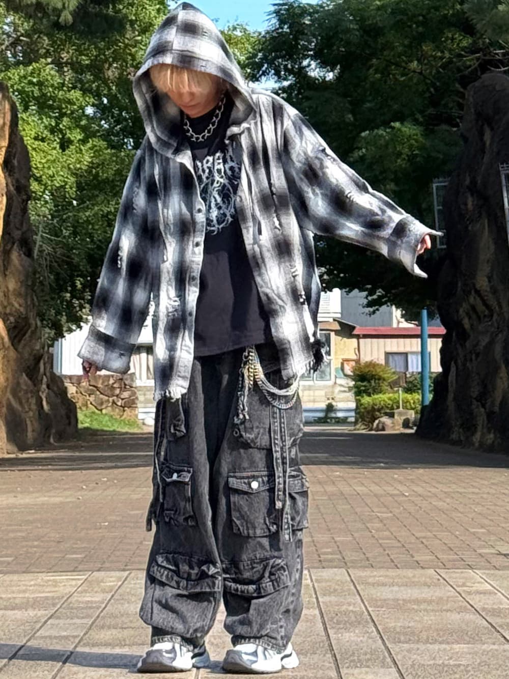 ブラック系のTシャツ/カットソー、ブラック系のシャツ/ブラウス、ブラック系のカーゴパンツを着用したメンズの秋コーディネートの1枚目の写真