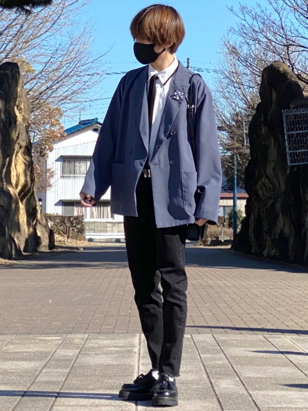 「春アウター、韓国コーデ、韓国ファッション、韓国、テーラードジャケット、ダブルジャケット、タックイン、ネクタイ、ローファー、スキニーデニム、黒スキニー、低身長コーデ、低身長男子」｜「act'mのact'm ハイソールボリューム タッセルローファー（ローファー、ブラック系）」を使った、ゆーすけさん（メンズ・166cm）の冬コーディネートの1枚目の写真