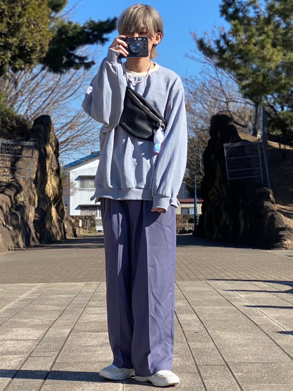 「サンリオピューロランド、スウェット、スウェットコーデ、ワントーン、ワントーンコーデ、くすみブルー、くすみカラー、ゆるコーデ、春アウター、春コーデ、春カラー、春色、春服みてみて、春服デビュー宣言、サンリオ」｜「RAGEBLUEの＜WEB限定＞センタープレスタック/カラーワイドルーズパンツ（スラックス、パープル系）」を使った、ゆーすけさん（メンズ・166cm）の冬コーディネートの1枚目の写真