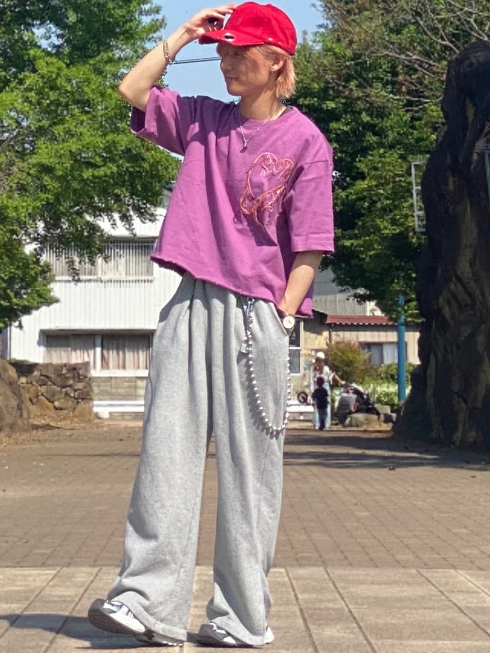 「スウェットパンツ、ショート丈トップス、刺繍、刺繍Tシャツ、キャップ、夏コーデ、半袖Ｔシャツ、半袖、夏だ！Tシャツ着よう！、夏ファッション、夏服」｜「CLELの【CLEL】Side Slit Flare Sweat Pants/サイドスリット フレアスウェットパンツ（スウェットパンツ、グレー系）」を使った、ゆーすけさん（メンズ・166cm）の春コーディネートの1枚目の写真