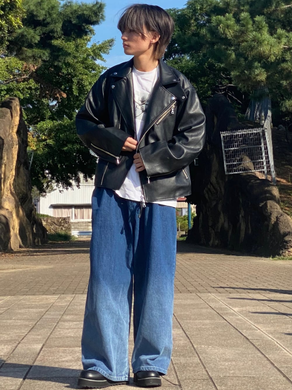 「革ジャン、ライダース、ライダースコーデ、グラデーション、グラデーションデニム、秋コーデ、プリントT、プリント、デニムコーデ」｜「ETELIOのグラデーションワイドバギーデニムパンツ（デニムパンツ、ブルー系）」を使った、ゆーすけさん（メンズ・166cm）の秋コーディネートの1枚目の写真