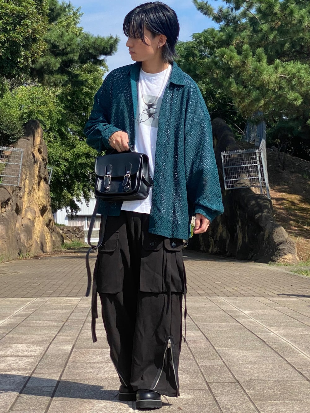 「秋っぽコーデ更新中、レーストップス、レース、初秋コーデ、秋服準備はじめました、カーゴパンツ、プリントT、プリント、プリントTシャツ」｜「CLELの【CLEL】Balloon Sleeve Loose Regular Collor Shirt / バルーン袖ルーズレギュラーカラーシャツ【セットアップ対応】（シャツ/ブラウス、グリーン系）」を使った、ゆーすけさん（メンズ・166cm）の秋コーディネートの1枚目の写真