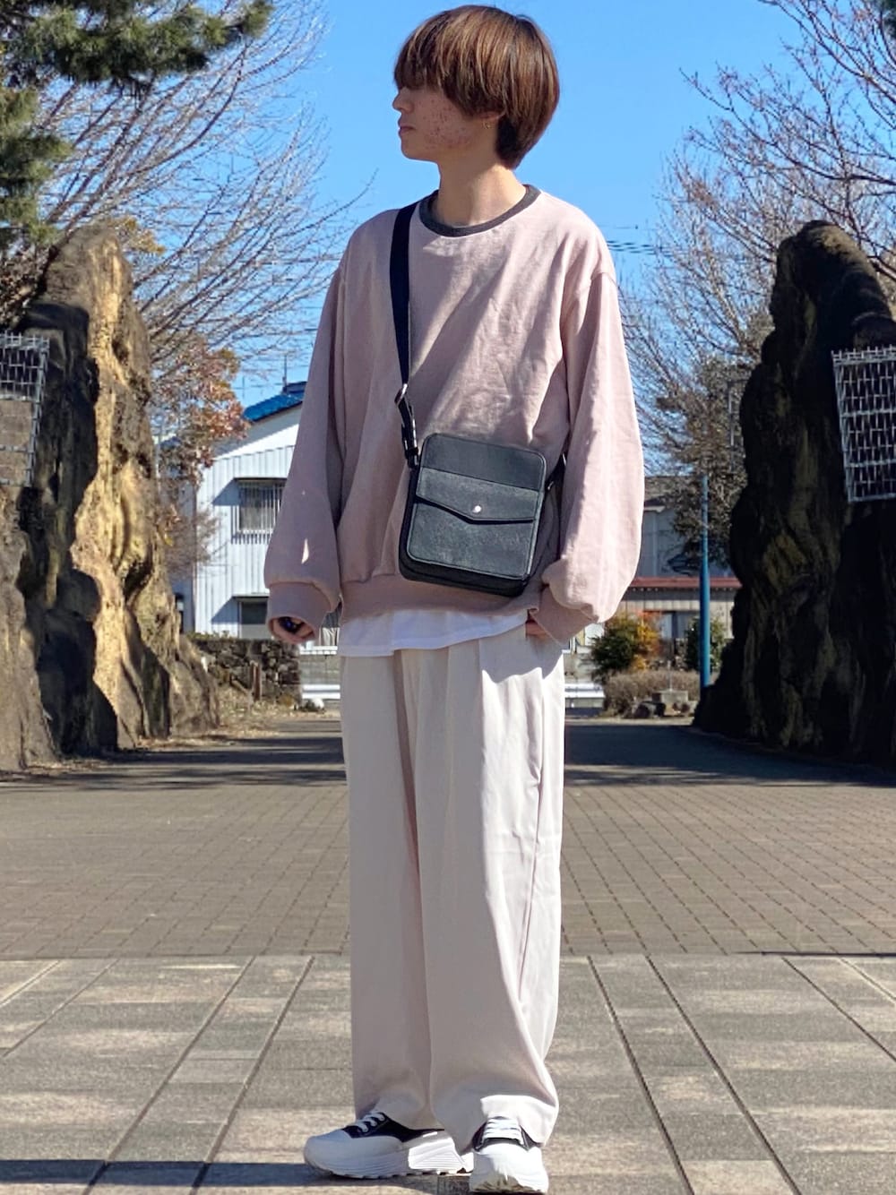 「ペールトーン、くすみピンク、くすみカラー、パステルカラー、パステル映える春、白パンツ、ピンクコーデ、ピンク、厚底シューズ、厚底スニーカー、ダッドスニーカー、スクエアバッグ、スウェット、春カラー、春服みてみて」｜「melt.のmelt. - ハイボリュームキャンバスレザースニーカー（スニーカー、ブラック系）」を使った、ゆーすけさん（メンズ・166cm）の春コーディネートの1枚目の写真