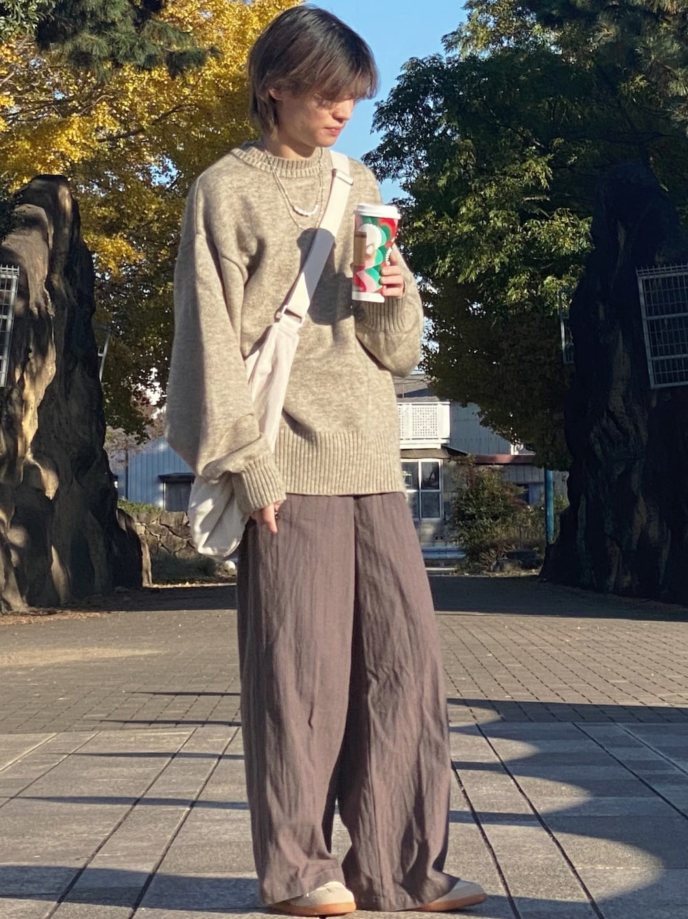 「最近のいい感じコーデ、クリスマスに着たい服、お出かけコーデ、ワントーンコーデ、ニットコーデ、ニット、低身長男子、低身長コーデ、ブラウンパンツ、ゆるコーデ、デートコーデ、ゆるニット」｜「CLELの【CLEL】Soft W Similar Gabardine Straight pants/ソフトウールシミラーギャバジンストレートパンツ(セットアップ対応)（スラックス、ブラウン系）」を使った、ゆーすけさん（メンズ・166cm）の冬コーディネートの1枚目の写真