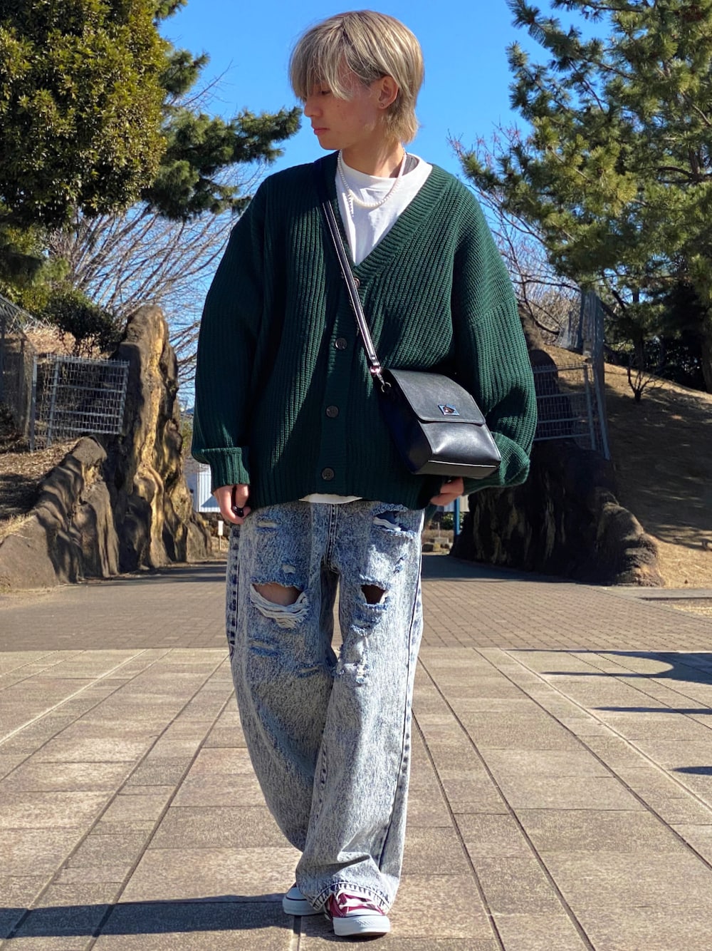 「カーディガンコーデ、カーディガン、ダメージジーンズ、ダメージデニム、ダメージデニムパンツ、converse、春コーデ、春アウター、春色、春カラー、春服、春服みてみて、春服デビュー宣言、ショルダーバッグ、デートコーデ」｜「ADRERの【ADRER】ヴィンテージメイクワイドテーパードデニム（デニムパンツ、ブルー系）」を使った、ゆーすけさん（メンズ・166cm）の冬コーディネートの1枚目の写真