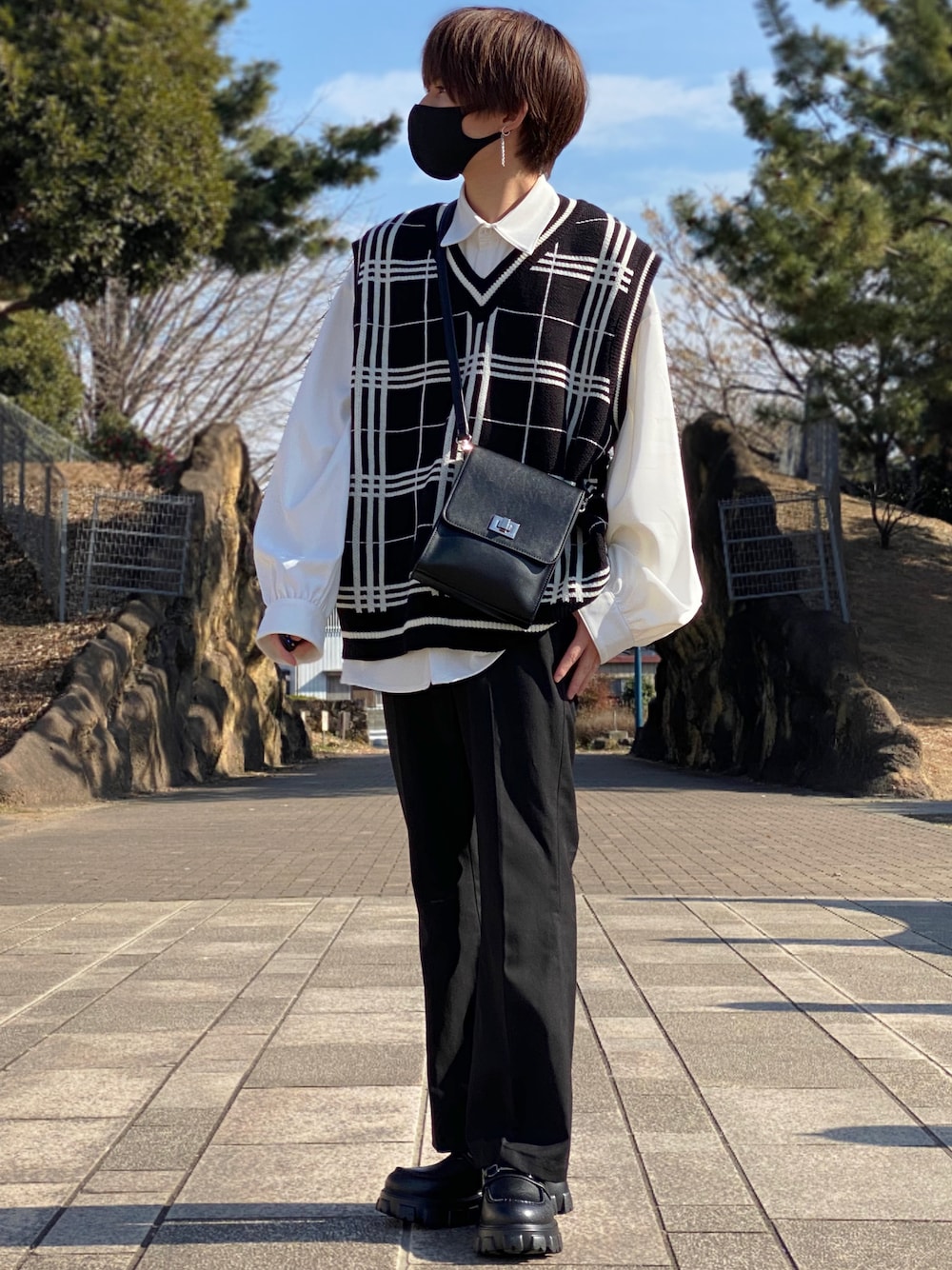 「韓国ファッション、韓国ブランド、韓国コーデ、ニットベスト、ベスト、スクエアバッグ、白シャツ、フレアパンツ、ほめられ本命コーデ、韓国」｜「CASPER JOHNのFlare Slacks/フレアスラックス（スラックス、ブラック系）」を使った、ゆーすけさん（メンズ・166cm）の冬コーディネートの1枚目の写真