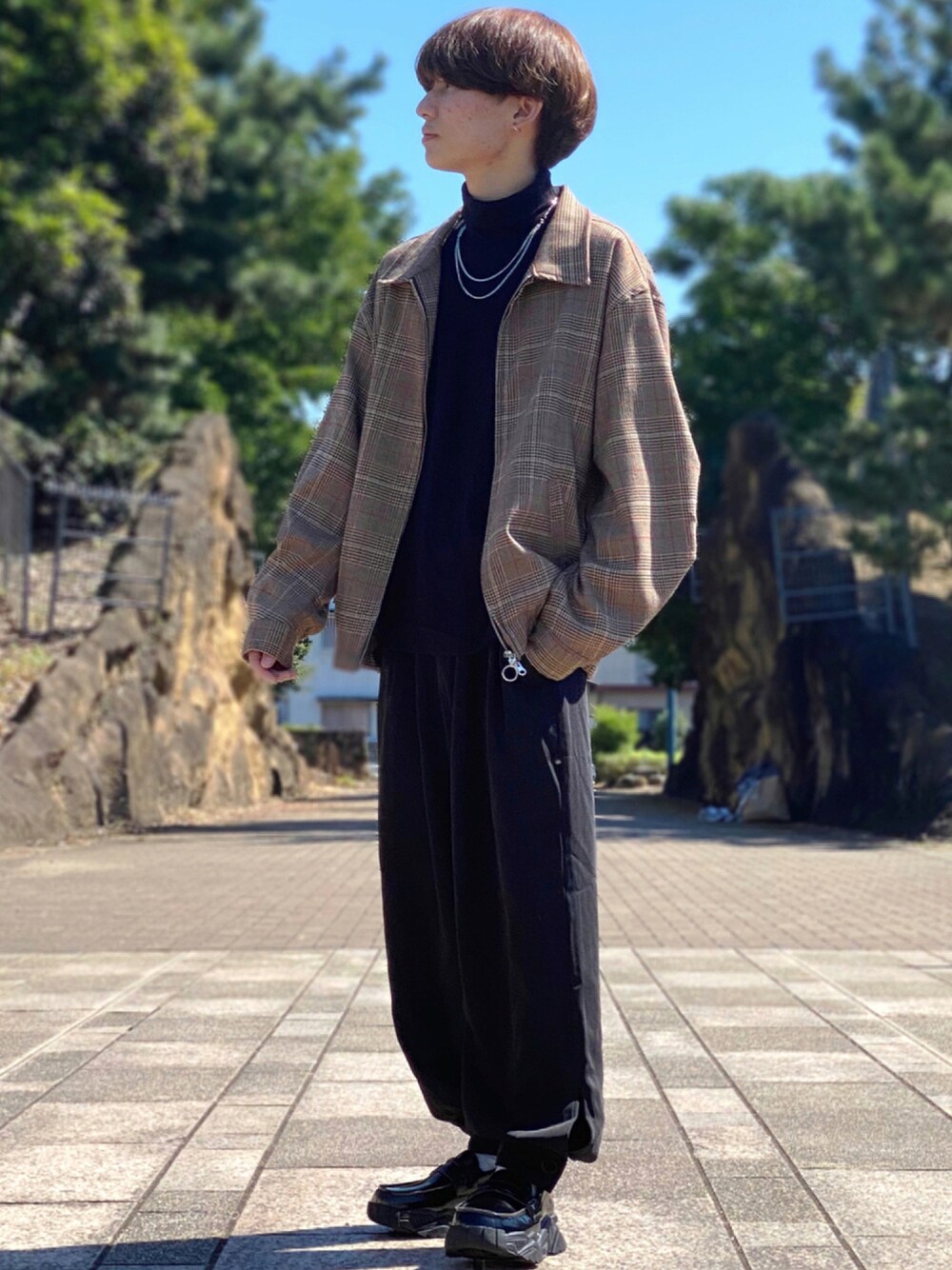 ブラック系のローファー、ブラック系のその他パンツ、シルバー系のネックレスを着用したメンズの秋コーディネートの1枚目の写真