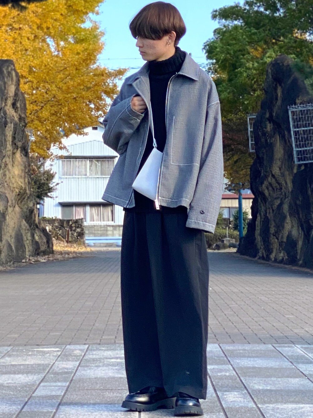 「アウター、グレー、チェック、ショートブルゾン、ショート丈、タートルネックニット、タートルネック、スクエアバッグ、低身長コーデ」｜「shiki tokyoのOVERSIZED SHORT ZIP BLOUSON / オーバーサイズショートジップブルゾン（ブルゾン、グレー系）」を使った、ゆーすけさん（メンズ・166cm）の冬コーディネートの1枚目の写真