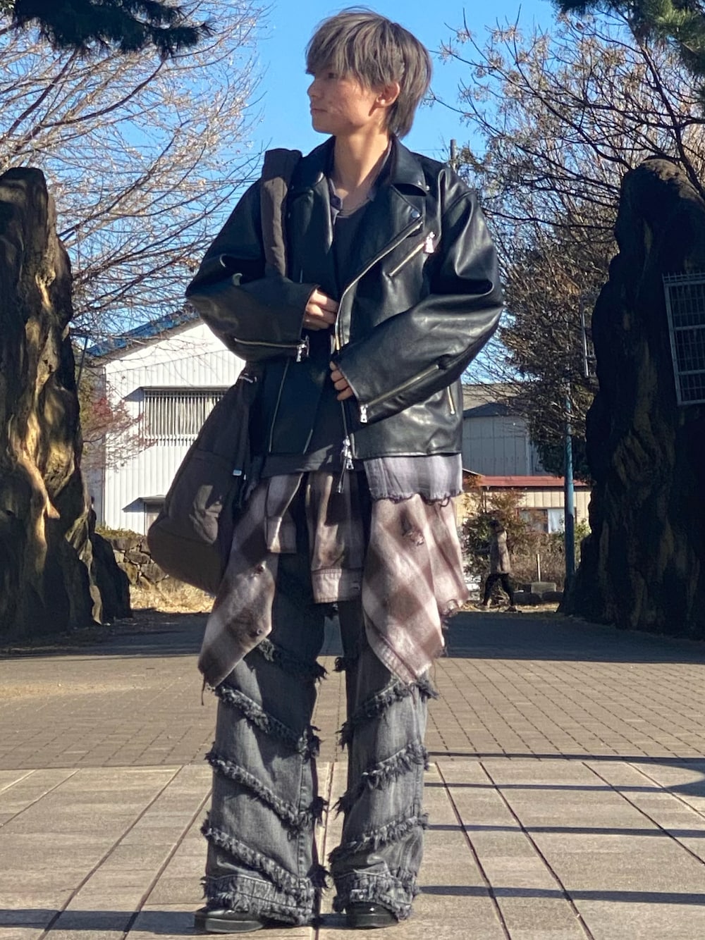 「ライダースジャケット、ライダース、チェックシャツ、腰巻き、腰巻きスタイル、フリンジデニム、フリンジ」｜「CLELの【CLEL】Vintage Design Damage Check Shirt/ヴィンテージデザイン ダメージチェックシャツ（シャツ/ブラウス、ブラック系）」を使った、ゆーすけさん（メンズ・166cm）の冬コーディネートの1枚目の写真