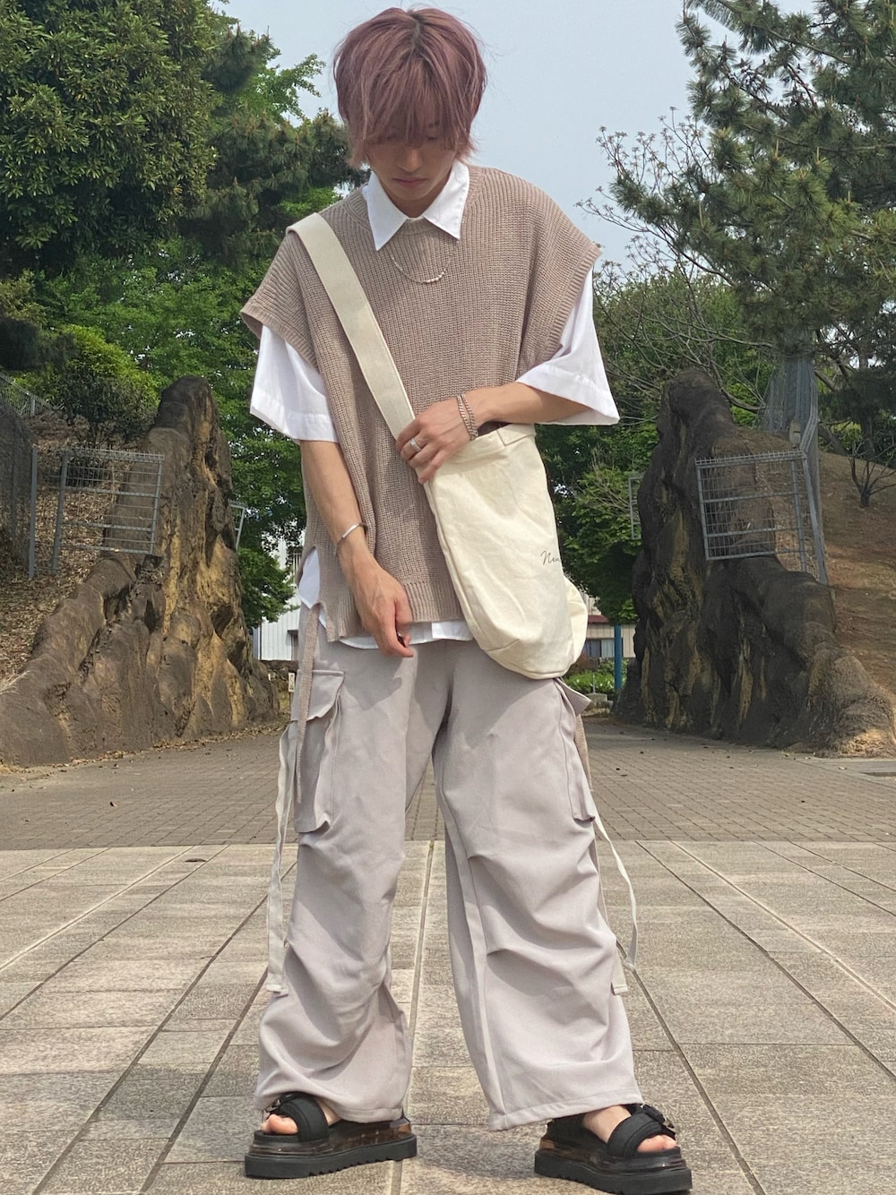 「トートバッグ、ベスト×シャツ、ベスト、ベストコーデ、サンダル、カーゴパンツ、シンプルコーデ」｜「LILLのドレープワイドスラックスカーゴパンツ（カーゴパンツ、グレー系）」を使った、ゆーすけさん（メンズ・166cm）の春コーディネートの1枚目の写真
