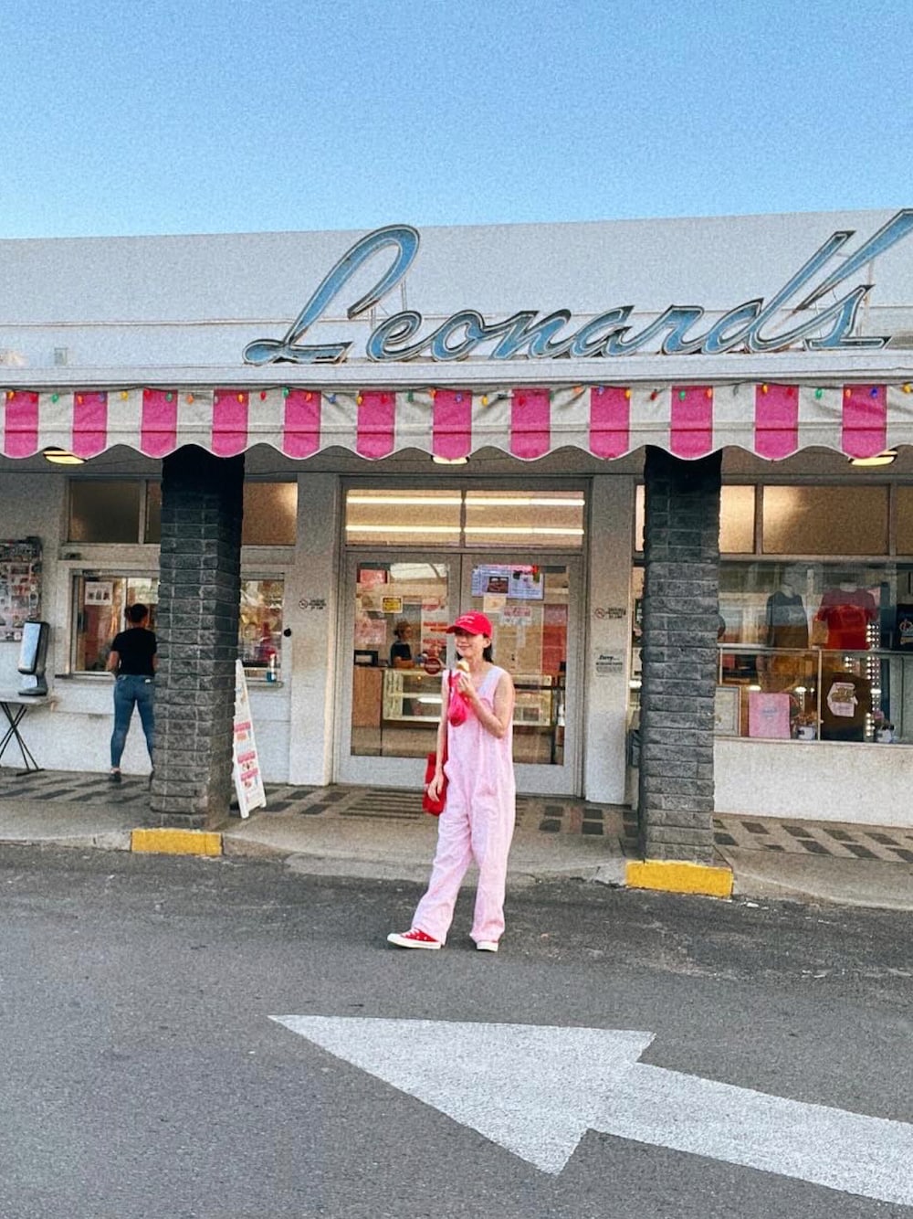 「シンプルコーデ、休日スタイル、オトナカジュアル、おでかけコーデ、オーバーサイズ、オトナ女子、ラクチンコーデ、サロペット、ぴんく、リラックススタイル、キャップ、30代コーデ、シンプルスタイル、ピンク」｜「6の＜6(ROKU)＞COTTON SOME ALL IN ONE/オールインワン（つなぎ/オールインワン、ピンク系）」を使った、Kazumiさん（レディース・165cm）の冬コーディネートの1枚目の写真