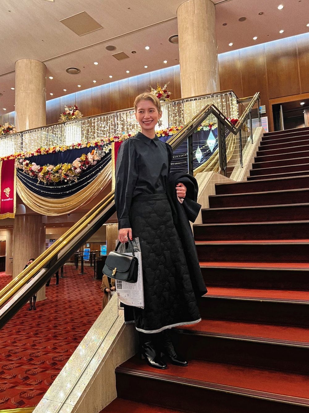 ブラック系のシャツ/ブラウス、ブラック系のスカート、ブラック系のブーツを着用したレディースの冬コーディネートの1枚目の写真