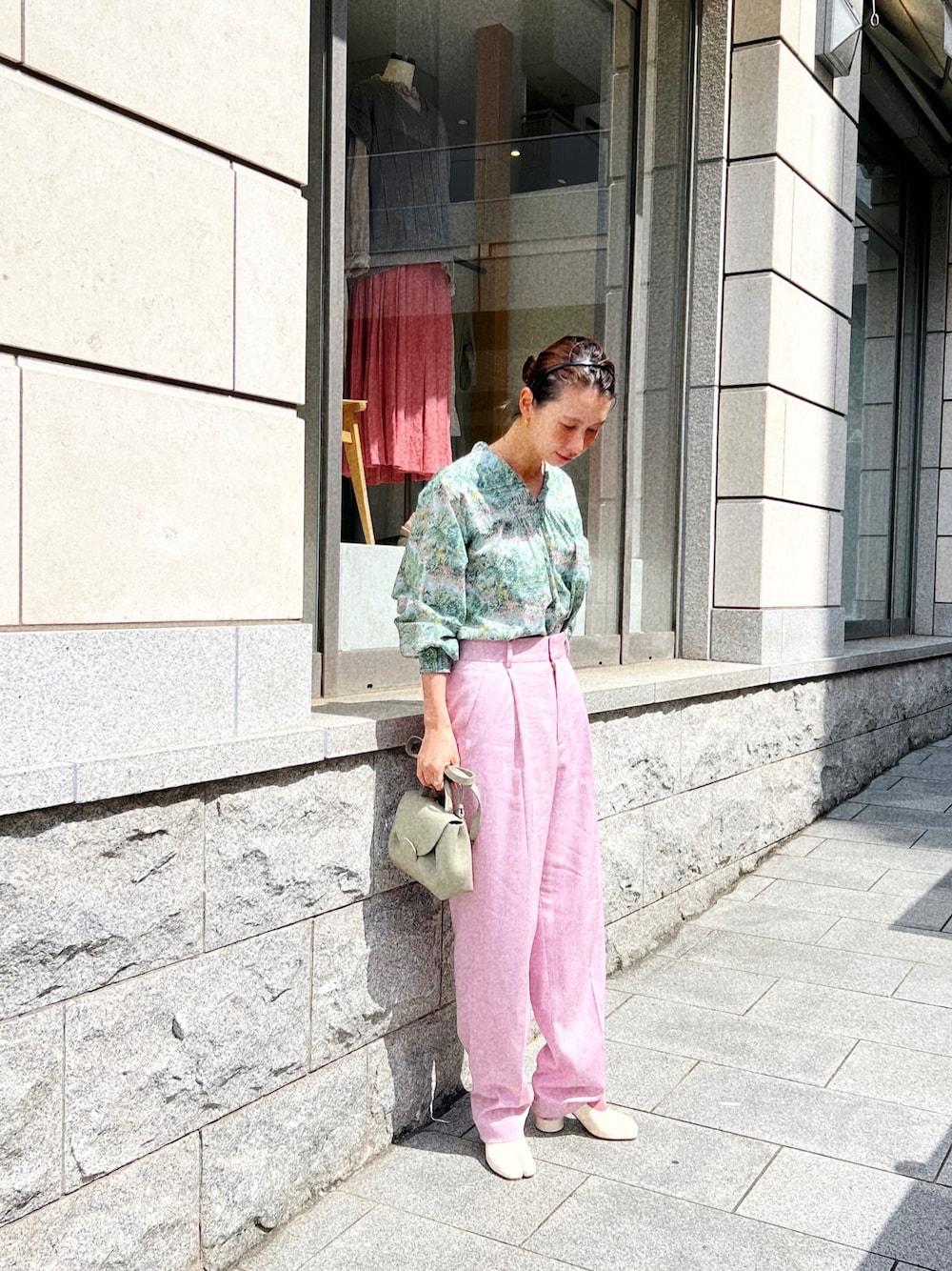 「シンプル、大人コーデ、#春コーデ、大人カジュアル、休日コーデ、春服みてみて、オトナカワイイ、カラーコーデ、シャツスタイル、リラックススタイル、シンプルコーデ、夏コーデ、グリーン、カラーパンツ、春色」｜「ADIEU TRISTESSEのkazumiさんコラボ リバティプリントシャツ（シャツ/ブラウス、グリーン系）」を使った、Kazumiさん（レディース・165cm）の春コーディネートの1枚目の写真