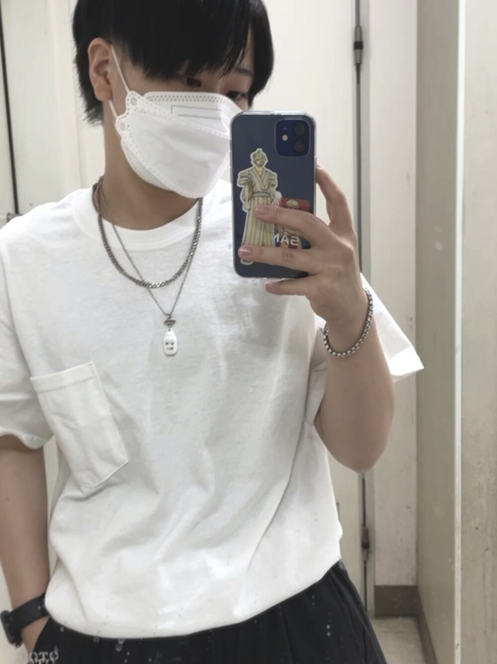 「大人カジュアル、ホワイトコーデ、モノクロ、シンプルコーデ、セクマイ、LGBT、お出かけコーデ」｜「sceneのアイテム（ネックレス、ホワイト系）」を使った、これさわさん（レディース・156cm）の秋コーディネートの1枚目の写真