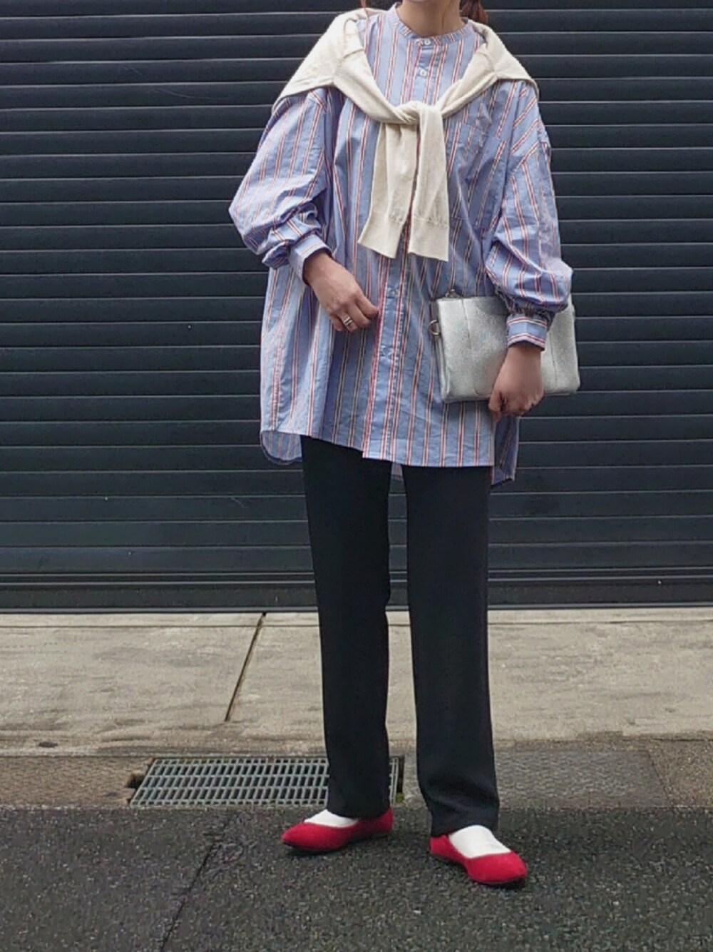 その他のシャツ/ブラウス、ブラック系のスラックス、ホワイト系のカーディガン/ボレロを着用したレディースの春コーディネートの4枚目の写真