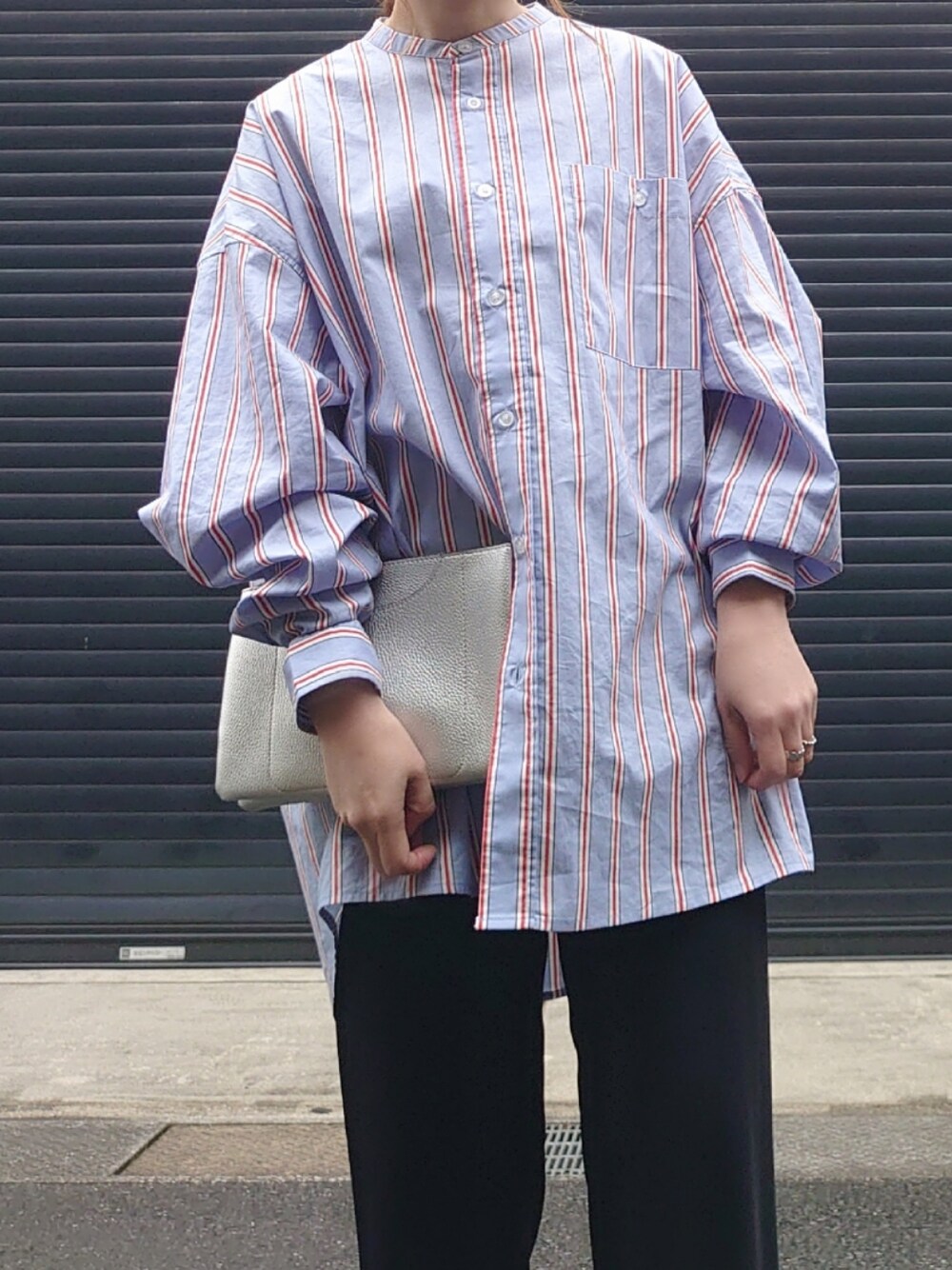 その他のシャツ/ブラウス、ブラック系のスラックス、ホワイト系のカーディガン/ボレロを着用したレディースの春コーディネートの3枚目の写真