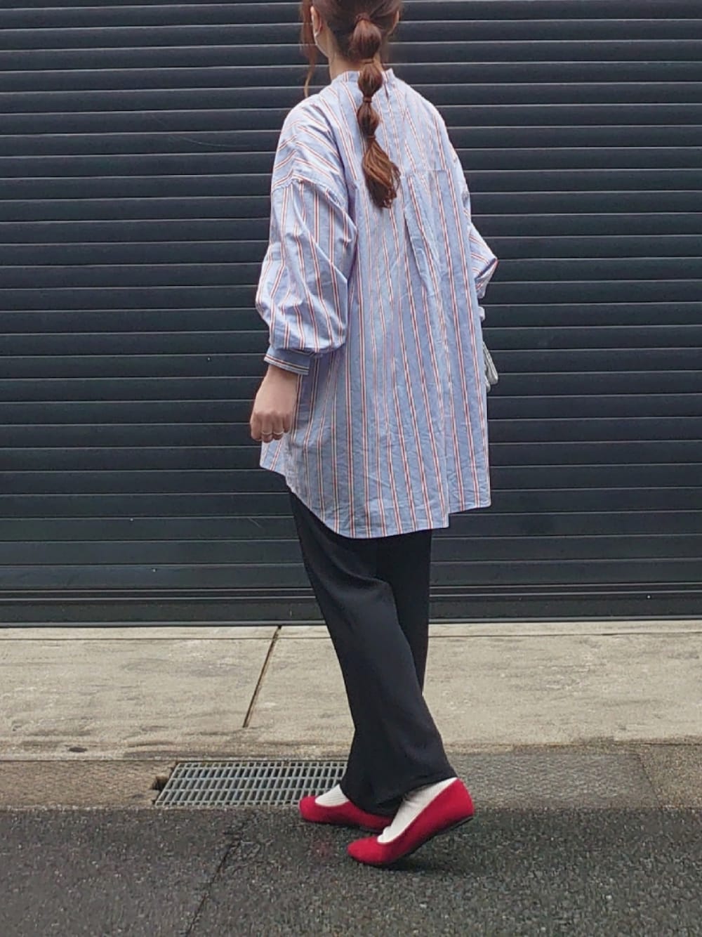 その他のシャツ/ブラウス、ブラック系のスラックス、ホワイト系のカーディガン/ボレロを着用したレディースの春コーディネートの2枚目の写真