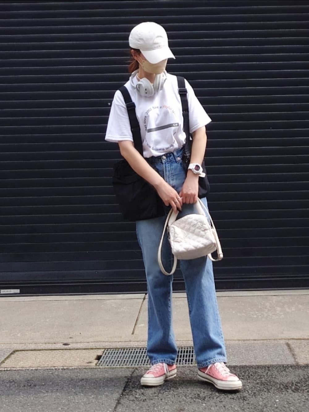 「ロゴT、白Tシャツ、デニム、ベスト、レイヤードスタイル、キャップ、スニーカー、大人カジュアル、シンプルコーデ、カジュアルコーデ、春夏コーデ、休日スタイル、初夏コーデ、Q♥︎、SOMETHING」｜「QのサークルロゴT（Tシャツ/カットソー、ホワイト系）」を使った、マルルン♪ さん（レディース・159cm）の春コーディネートの1枚目の写真