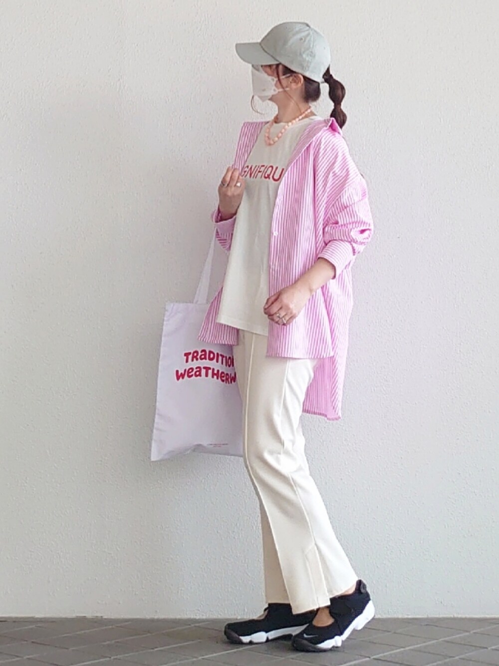 ピンク系のシャツ/ブラウス、ホワイト系のTシャツ/カットソー、ホワイト系のスラックスを着用したレディースの春コーディネートの3枚目の写真