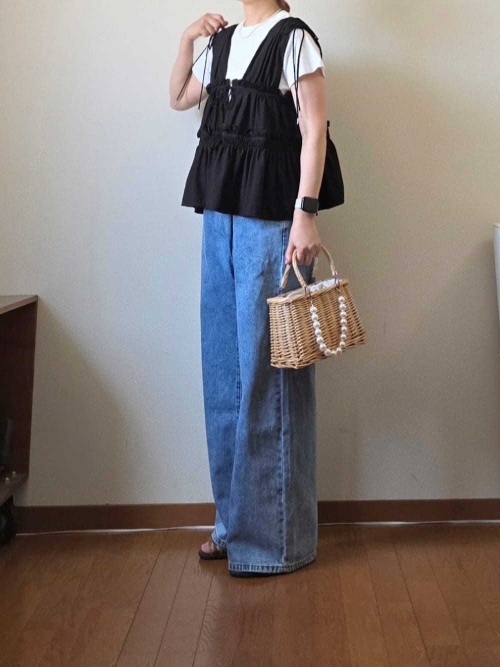 ブラック系のシャツ/ブラウス、ホワイト系のTシャツ/カットソー、ベージュ系のかごバッグを着用したレディースの夏コーディネートの1枚目の写真