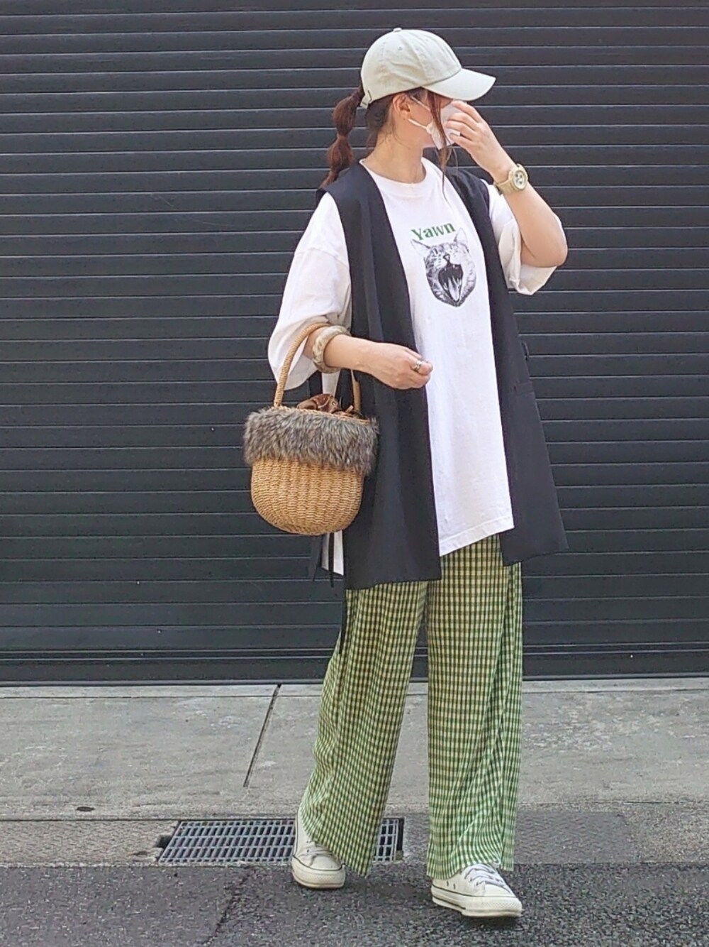 ホワイト系のTシャツ/カットソー、ブラック系のベスト、グリーン系のその他パンツを着用したレディースの春コーディネートの1枚目の写真