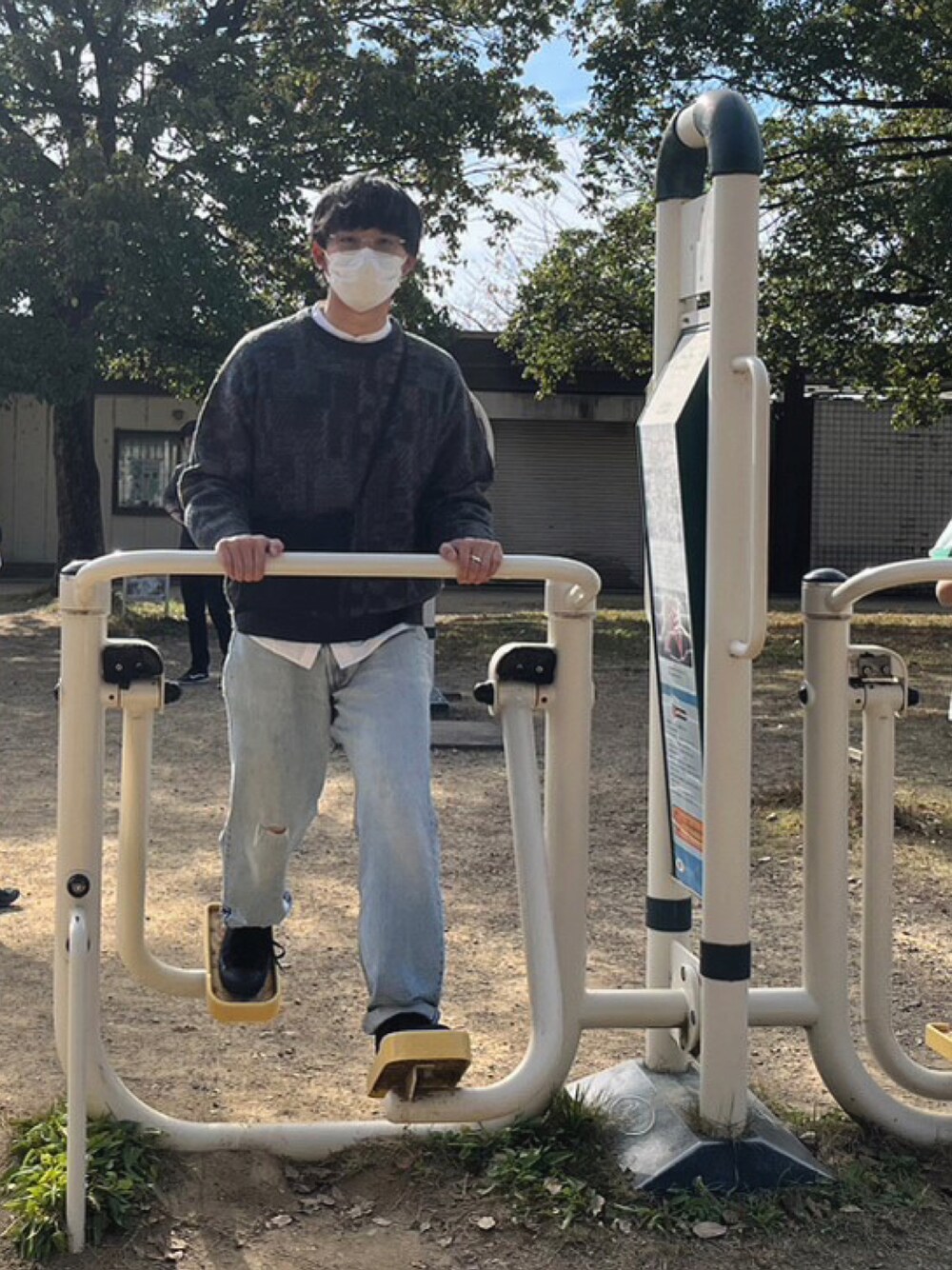 「デニム、古着MIX、休日コーデ、公園デート、ニット、デート、オトナカジュアル、レイヤードスタイル、健康第一」｜「UNIQLOのコットンキャンバスレースアップスニーカー（スニーカー、ブラック系）」を使った、ジャーマンポテトさん（骨格ウェーブ・メンズ・179cm）の冬コーディネートの1枚目の写真
